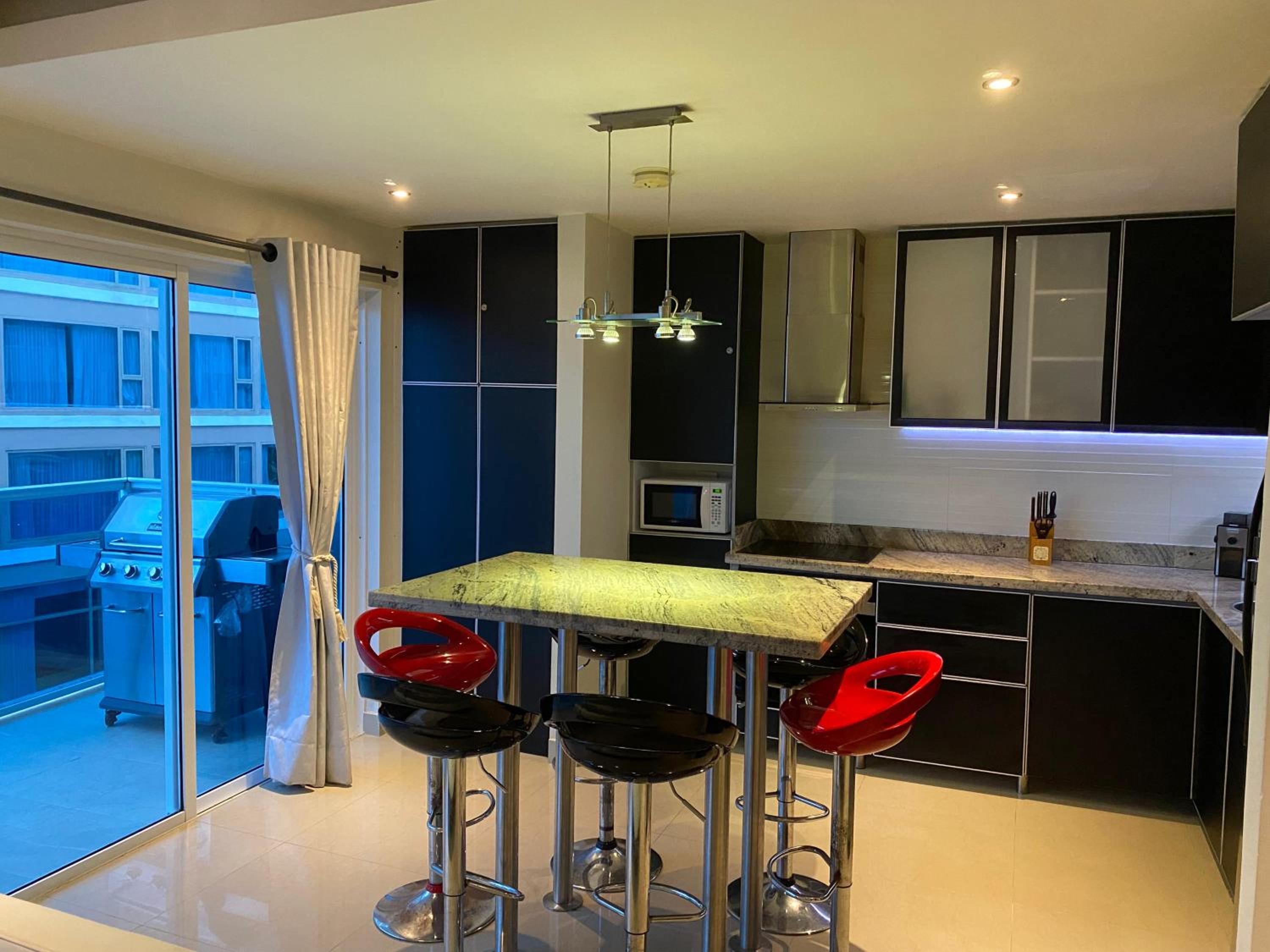 Sunshine 503 Beautiful SeaView 2Beds2bath w AC front Beach