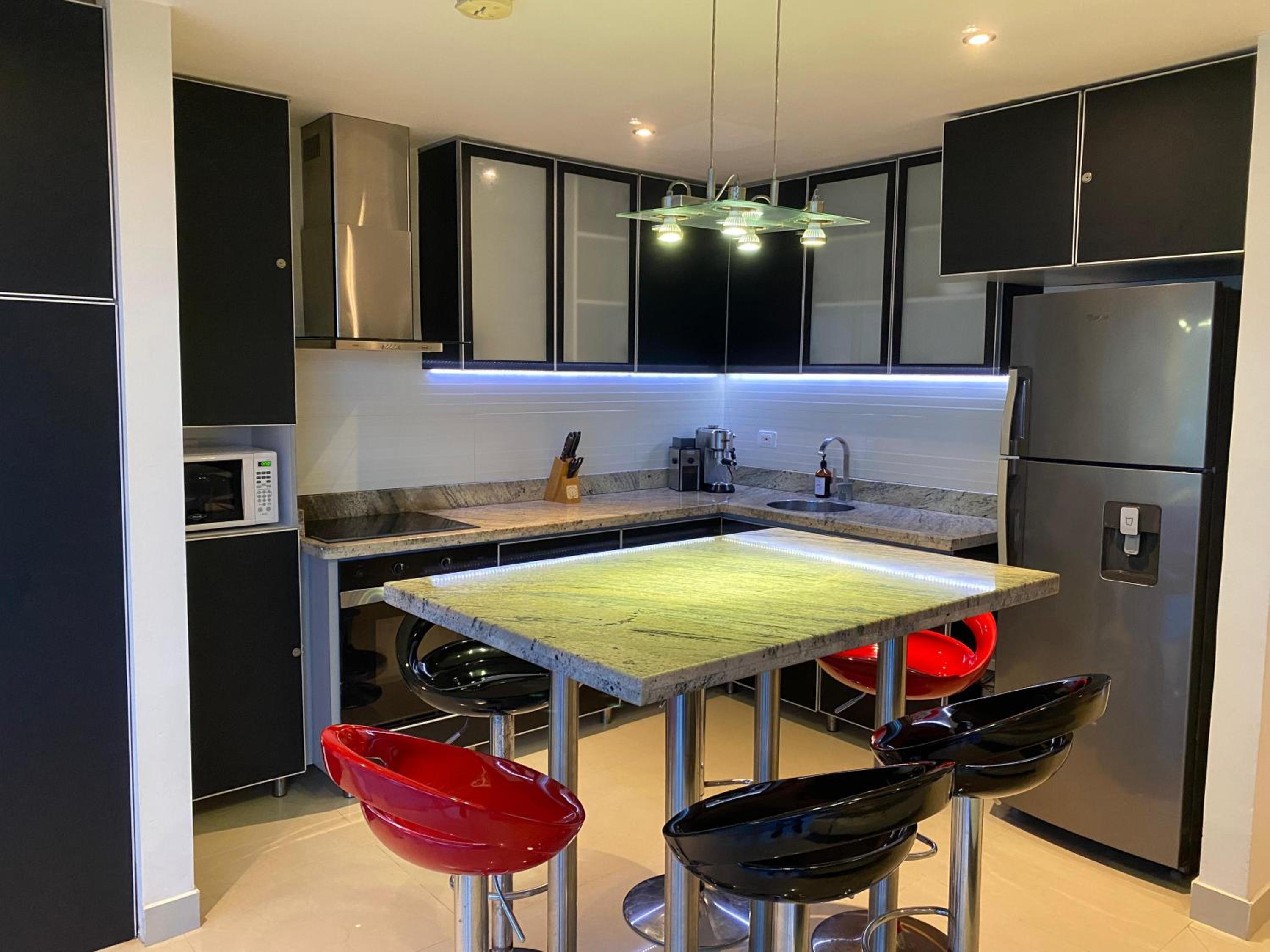 Sunshine 503 Beautiful SeaView 2Beds2bath w AC front Beach