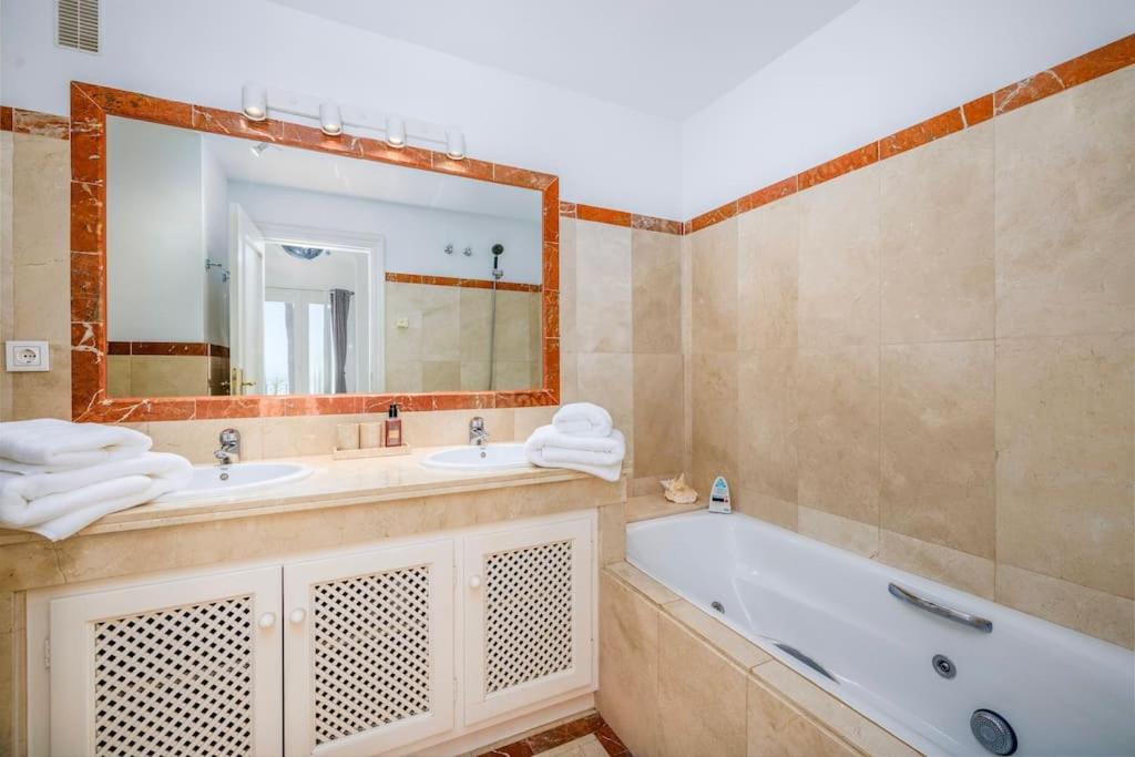 Spacious Seaside Retreat - La Perla del Mar view 5