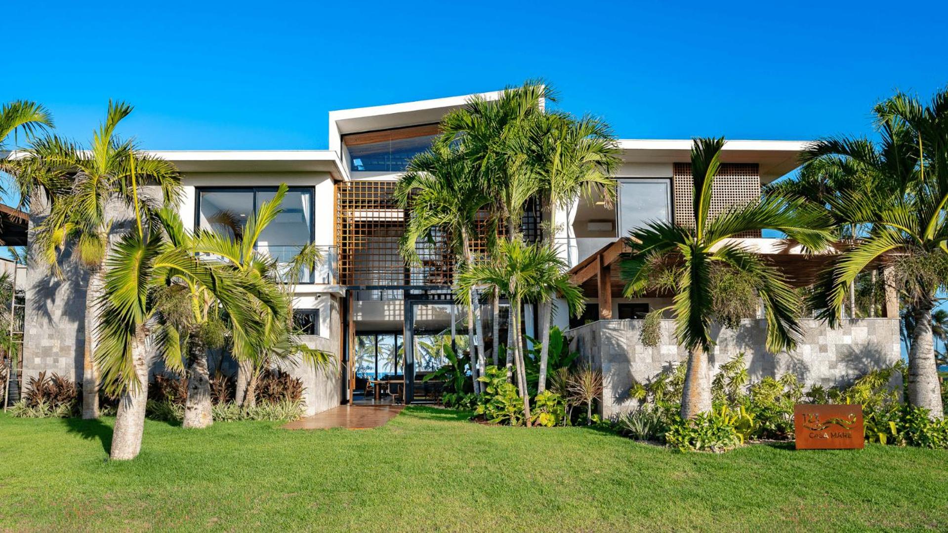 Oceanfront Mansion with 8 Suites in Praia do Forte