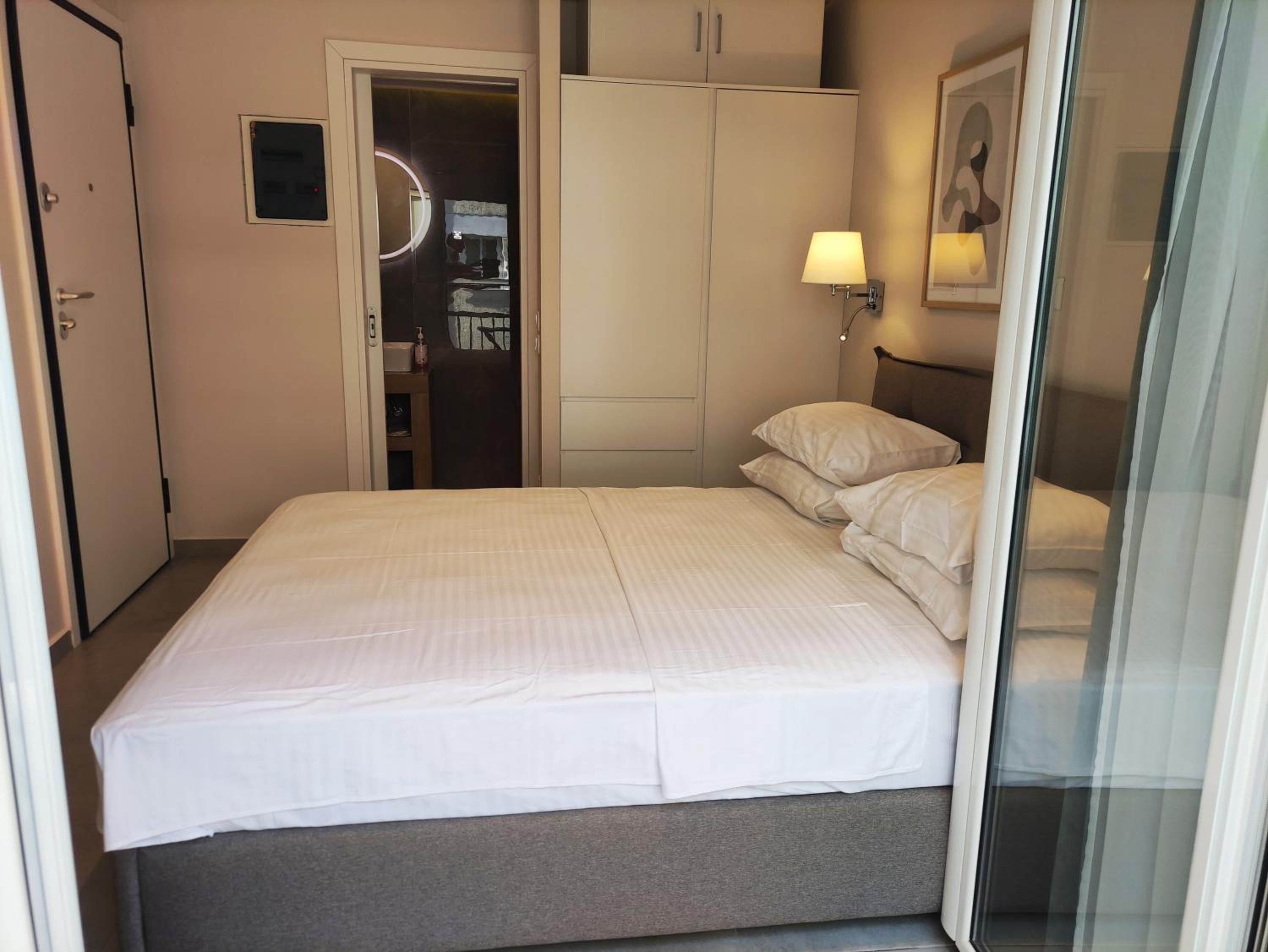 Athens Stay 50 Dual Private Suites Dual Baths Netflix photo 2