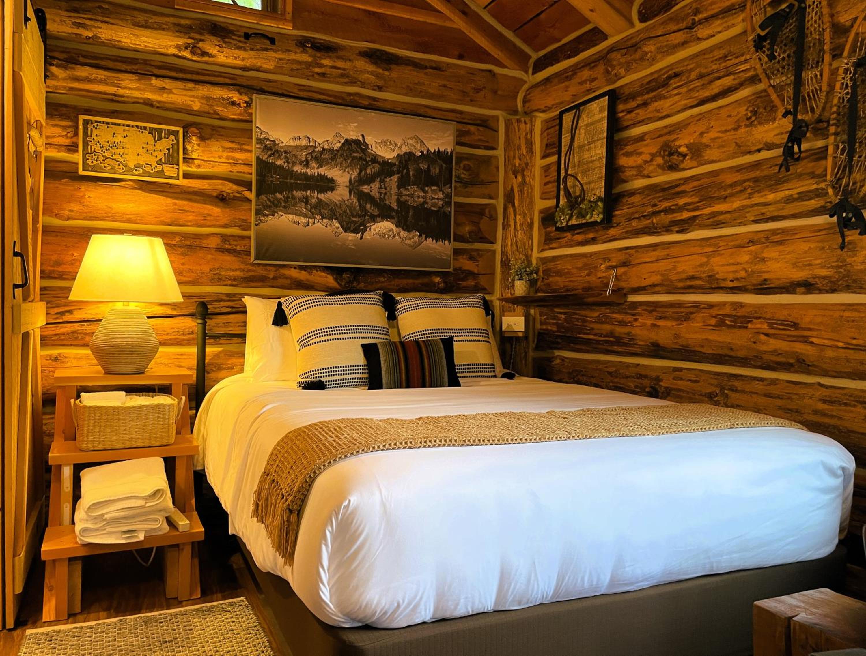 Trapper's Cabin, 7 Min to Glacier, Dogs Welcome view 4