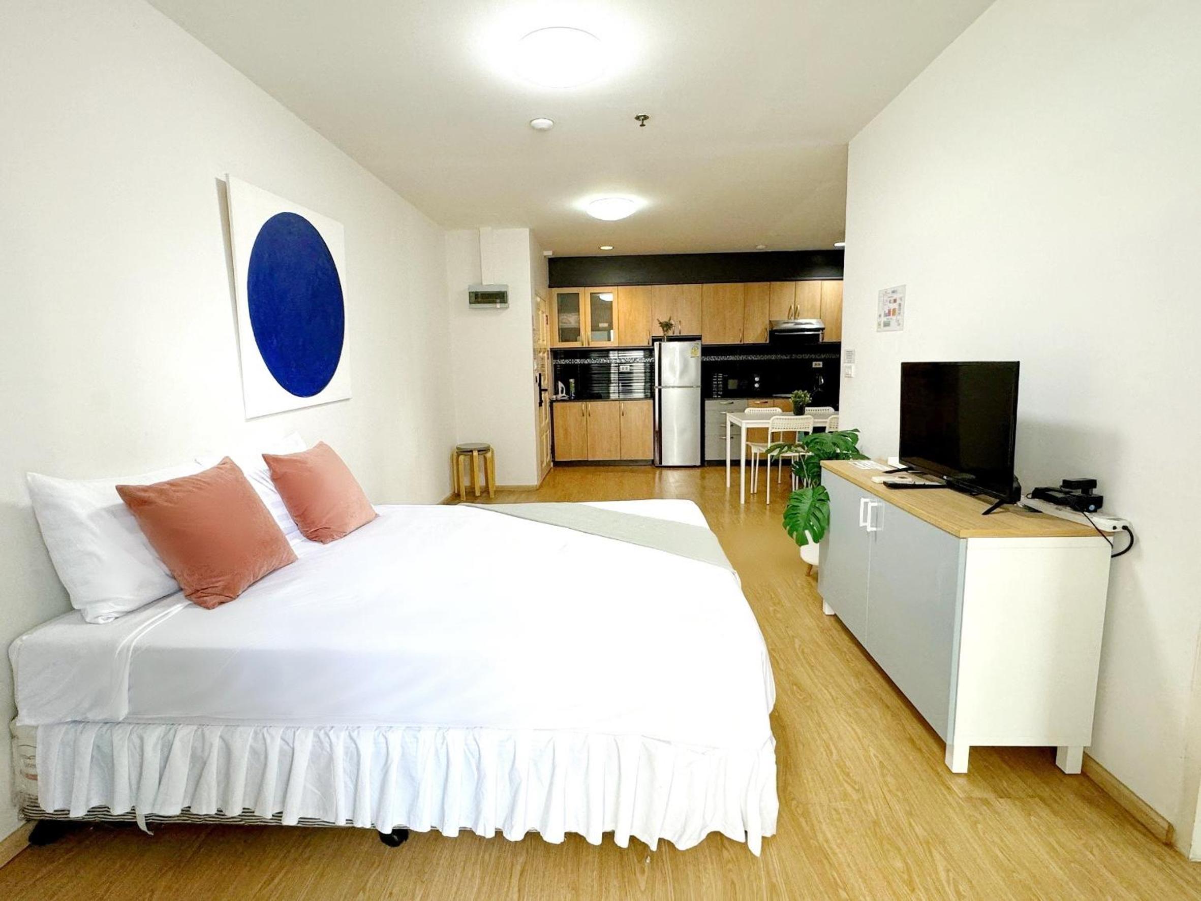 Center Bangkok Suite next to Platinum mall
