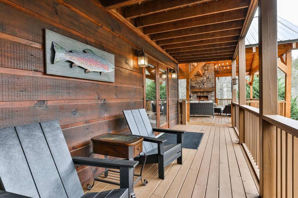Trout Tales Riverfront Lodge- DeckedOUT, Hot tub, Game Room, Firepit, Decks Galore, Pet Friendly