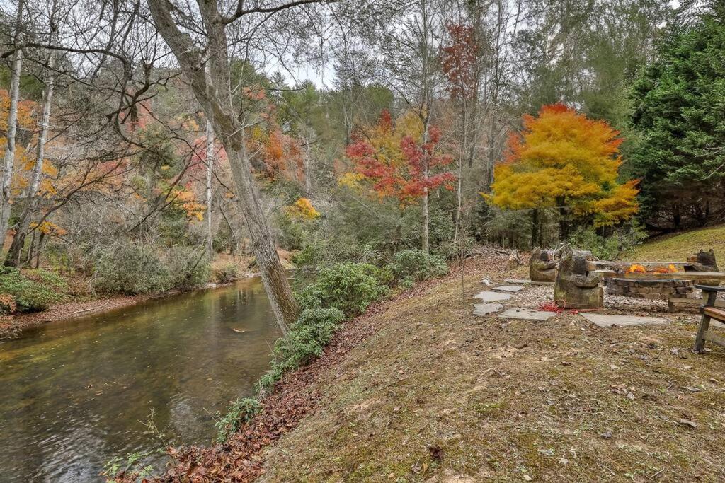 Trout Tales Riverfront Lodge- DeckedOUT, Hot tub, Game Room, Firepit, Decks Galore, Pet Friendly