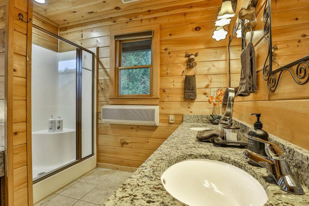 Trout Tales Riverfront Lodge- DeckedOUT, Hot tub, Game Room, Firepit, Decks Galore, Pet Friendly