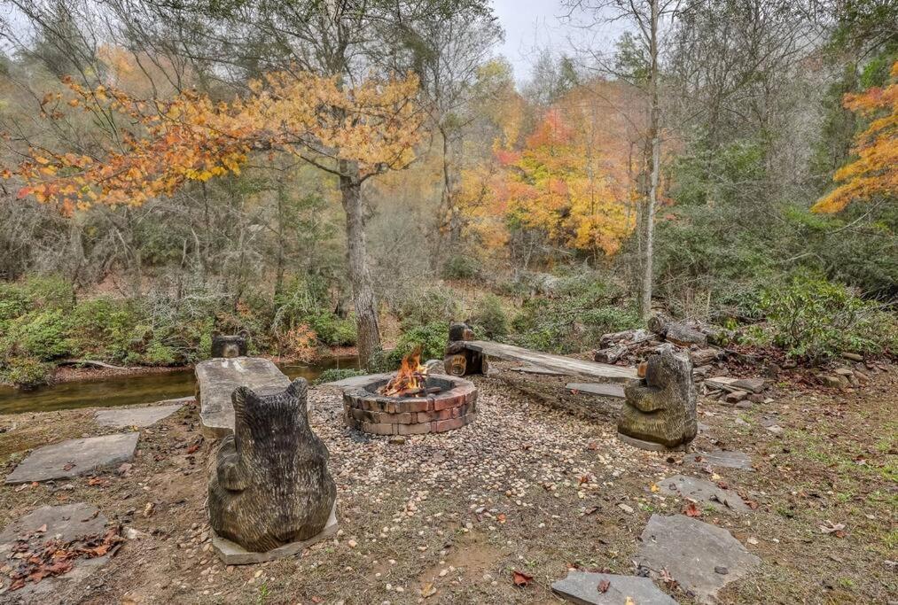 Trout Tales Riverfront Lodge- DeckedOUT, Hot tub, Game Room, Firepit, Decks Galore, Pet Friendly