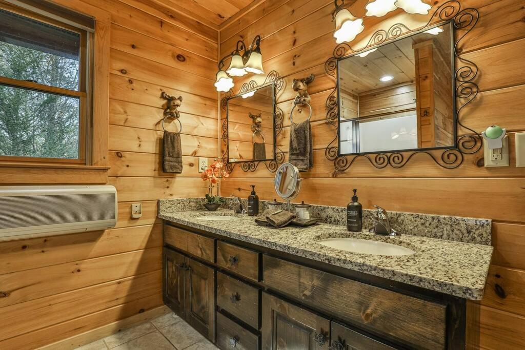 Trout Tales Riverfront Lodge- DeckedOUT, Hot tub, Game Room, Firepit, Decks Galore, Pet Friendly