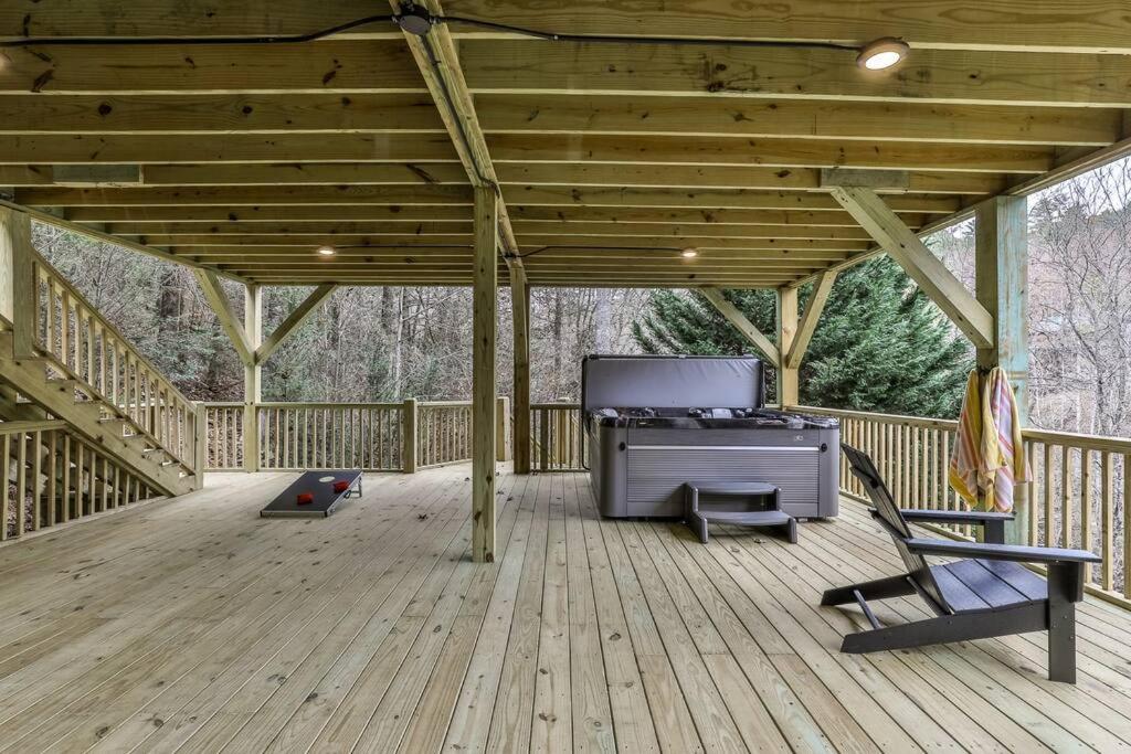 Trout Tales Riverfront Lodge- DeckedOUT, Hot tub, Game Room, Firepit, Decks Galore, Pet Friendly