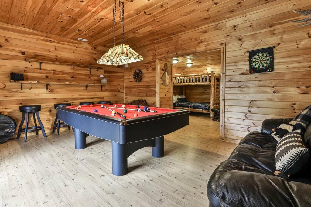 Trout Tales Riverfront Lodge- DeckedOUT, Hot tub, Game Room, Firepit, Decks Galore, Pet Friendly