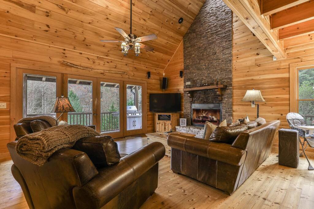 Trout Tales Riverfront Lodge- DeckedOUT, Hot tub, Game Room, Firepit, Decks Galore, Pet Friendly