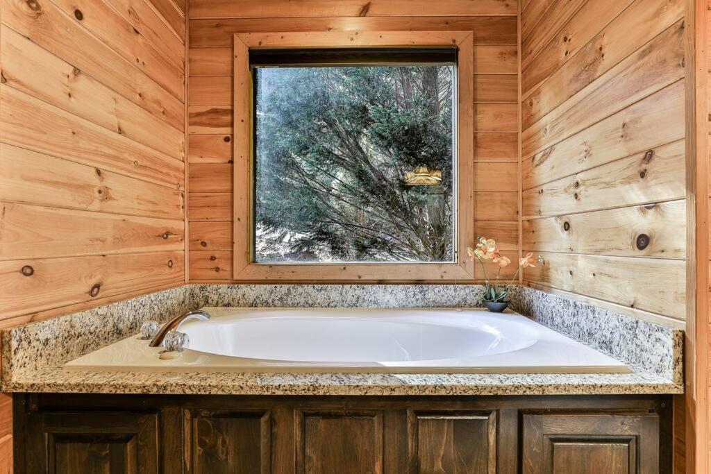 Trout Tales Riverfront Lodge- DeckedOUT, Hot tub, Game Room, Firepit, Decks Galore, Pet Friendly