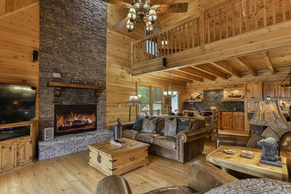Trout Tales Riverfront Lodge- DeckedOUT, Hot tub, Game Room, Firepit, Decks Galore, Pet Friendly