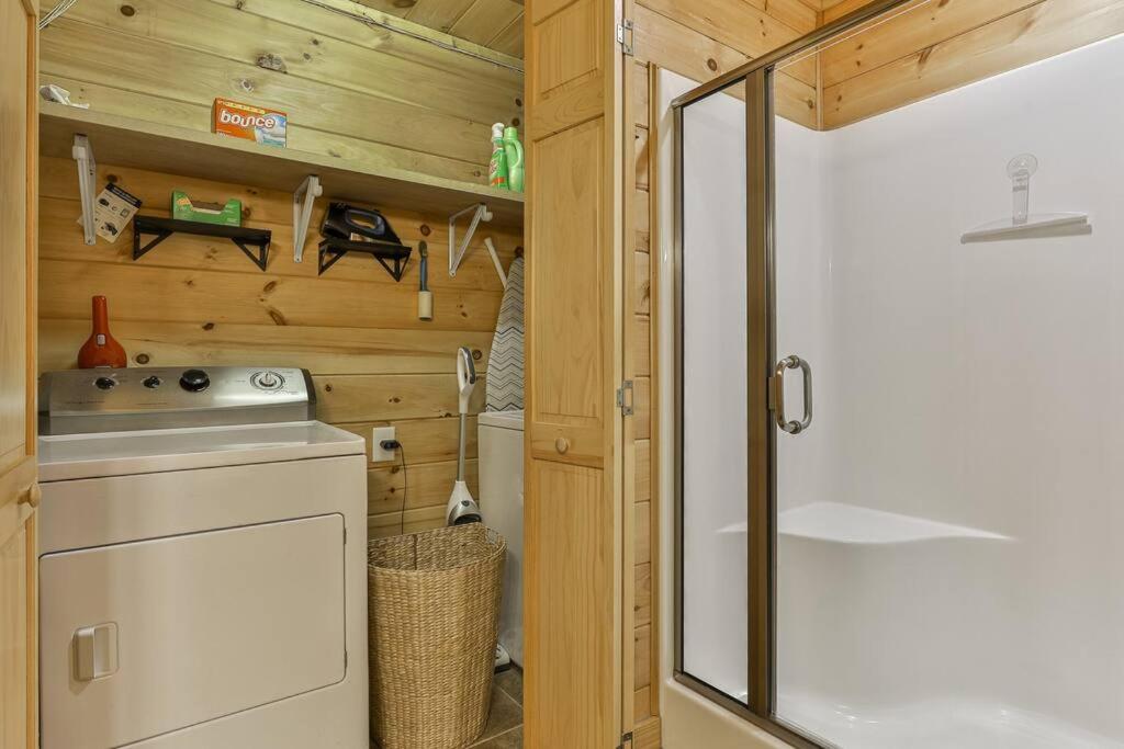 Trout Tales Riverfront Lodge- DeckedOUT, Hot tub, Game Room, Firepit, Decks Galore, Pet Friendly