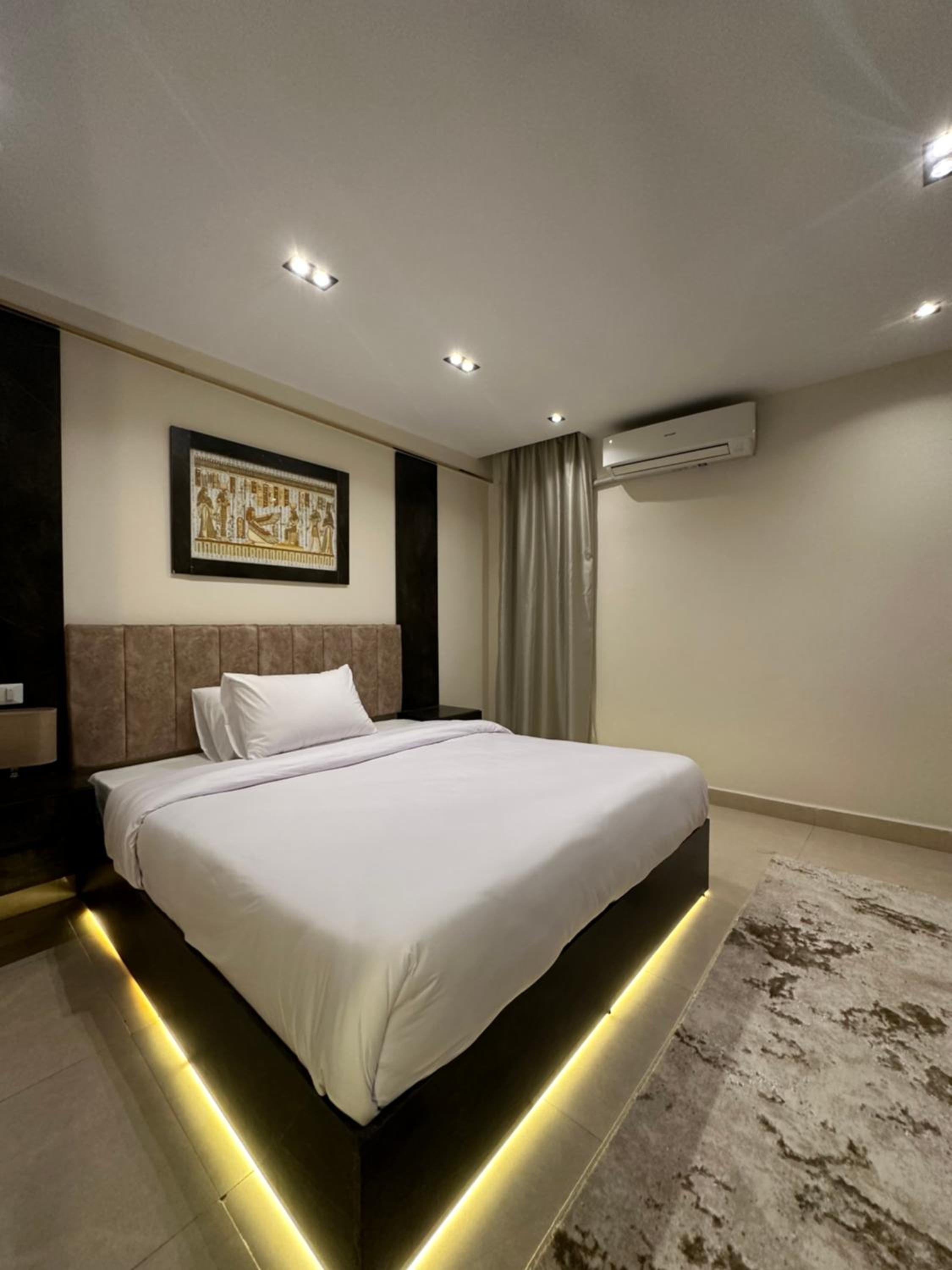 Crowne Pyramids View inn