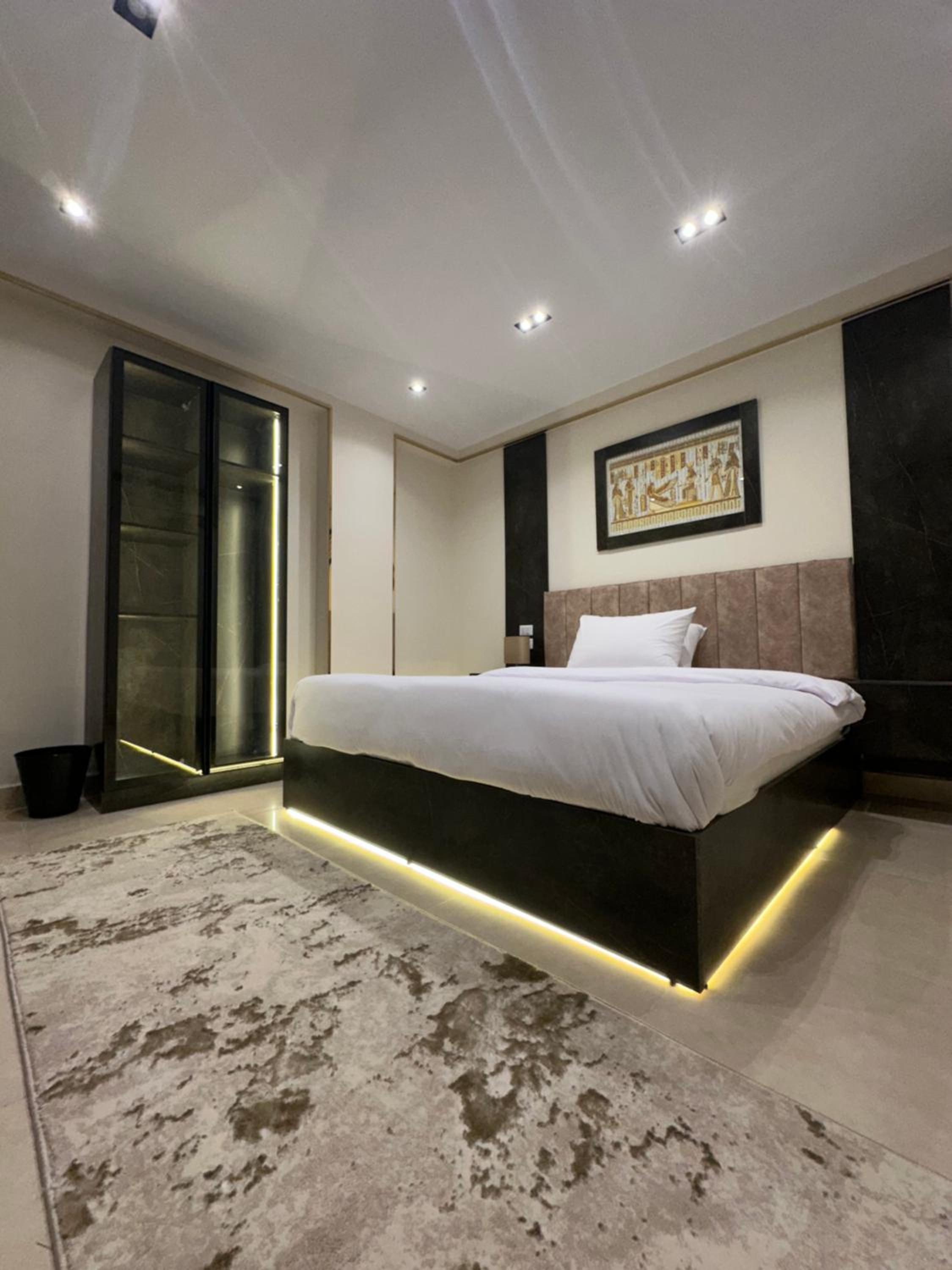 Crowne Pyramids View inn