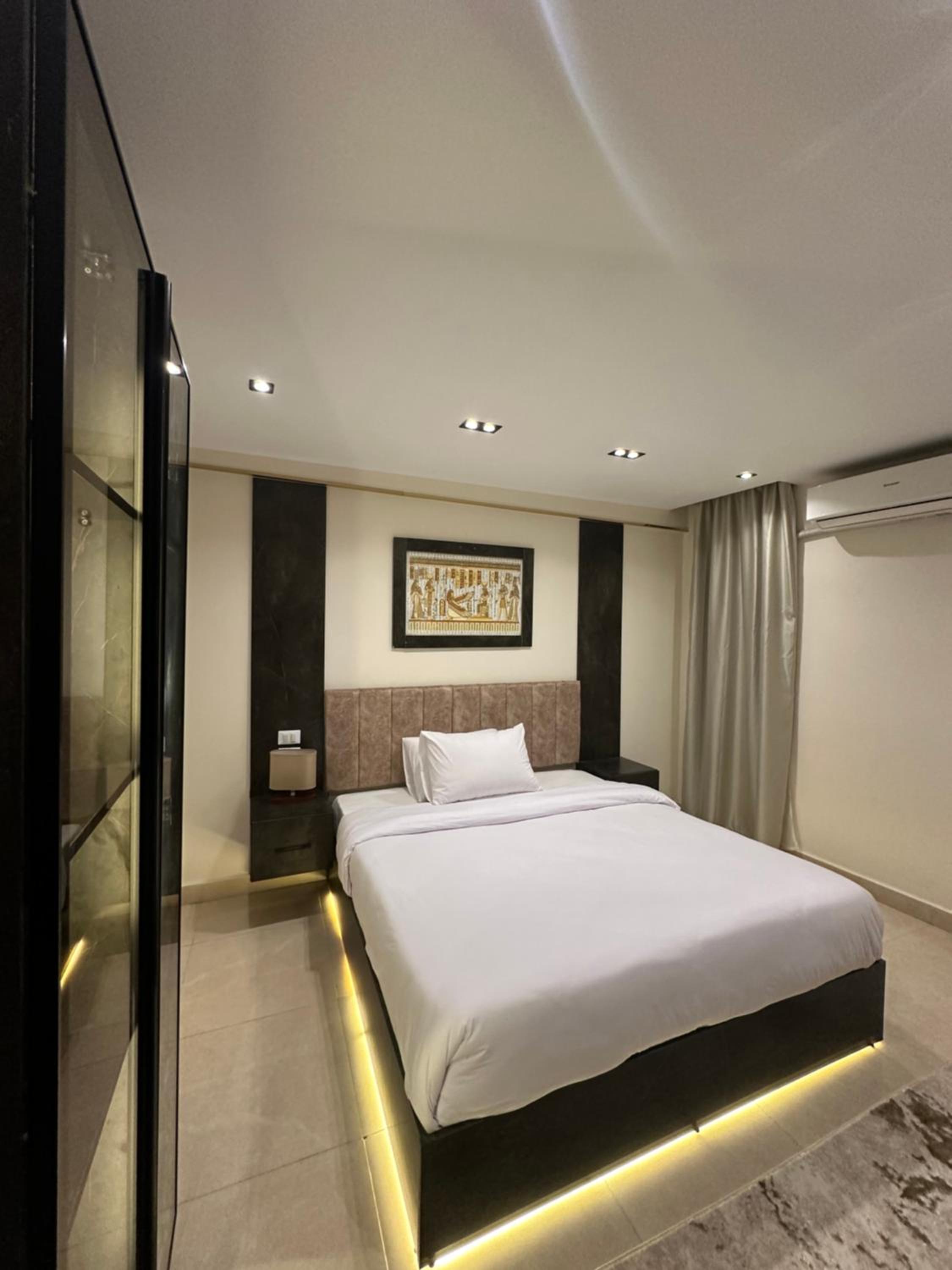 Crowne Pyramids View inn