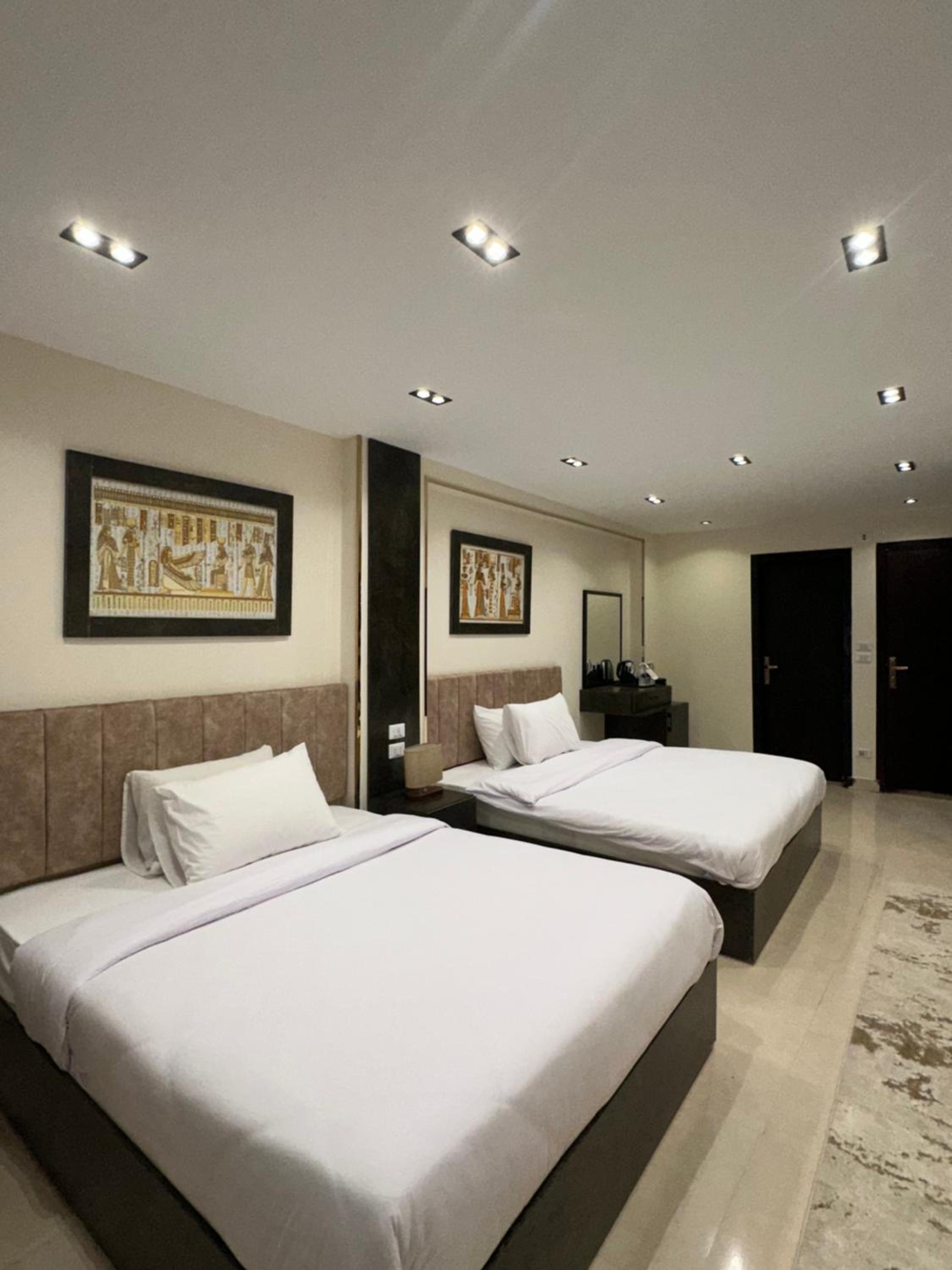 Crowne Pyramids View inn
