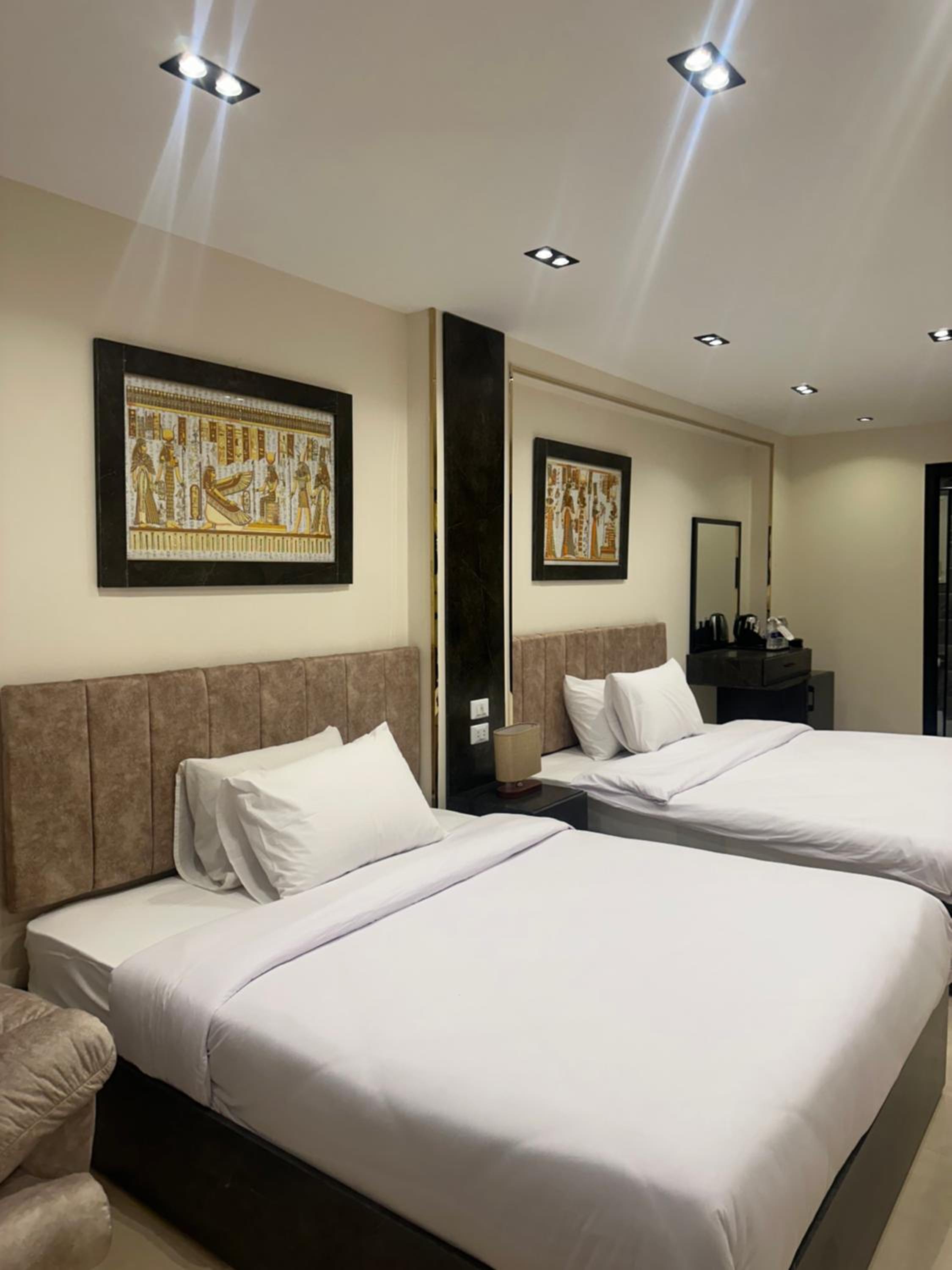 Crowne Pyramids View inn