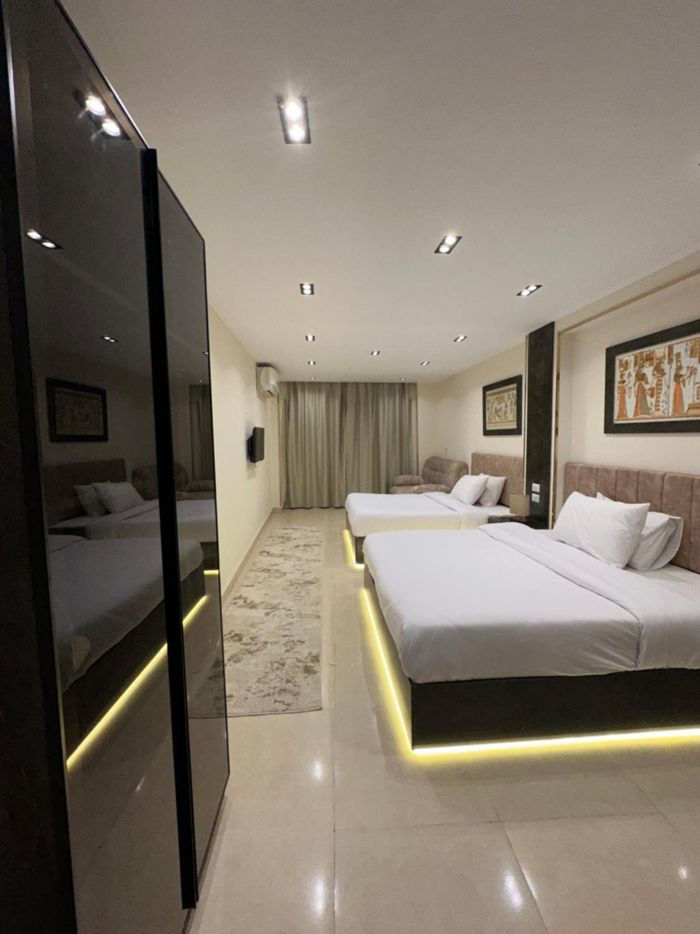 Crowne Pyramids View inn