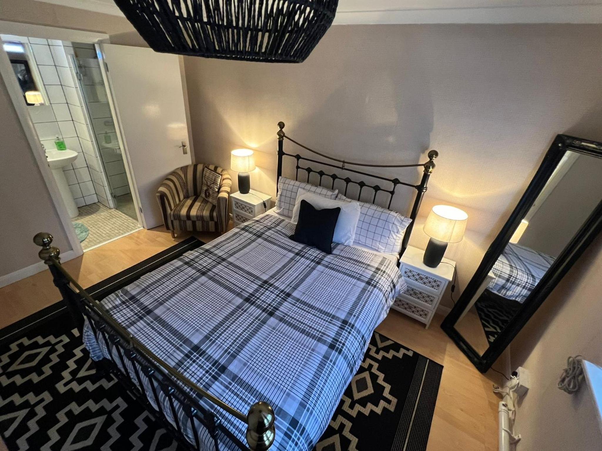 Executive double bedroom with en-suite view 2