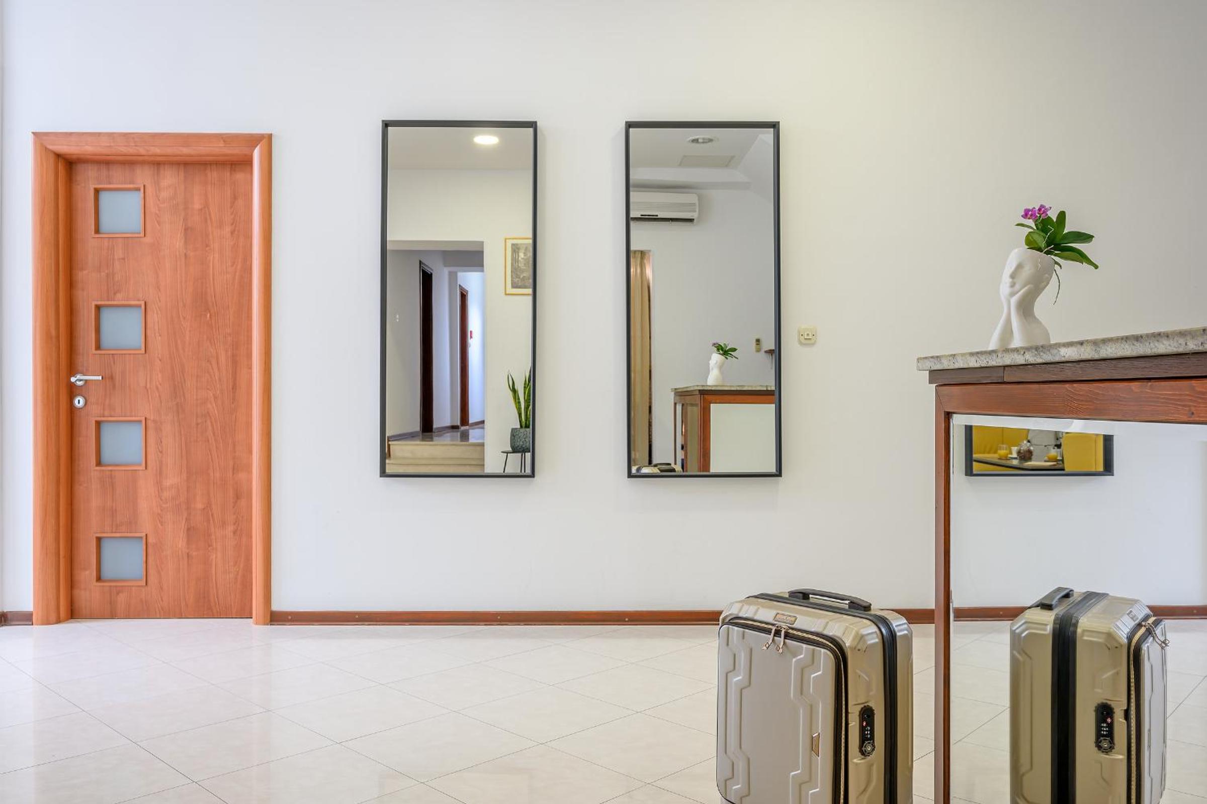 Lobby & Reception