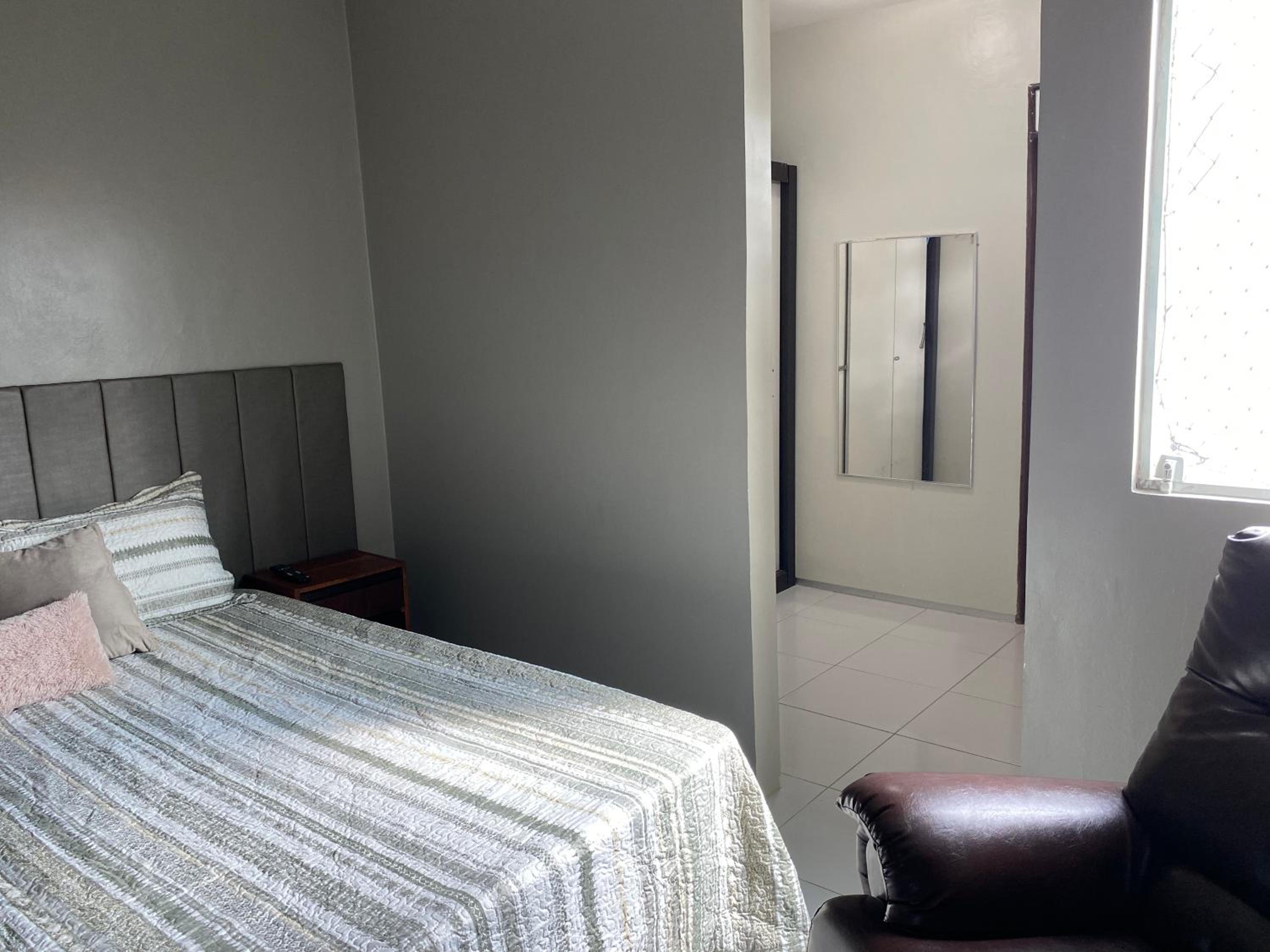 Duplex a 10min PP, com Ar, Internet, Estacionamento - Casa236