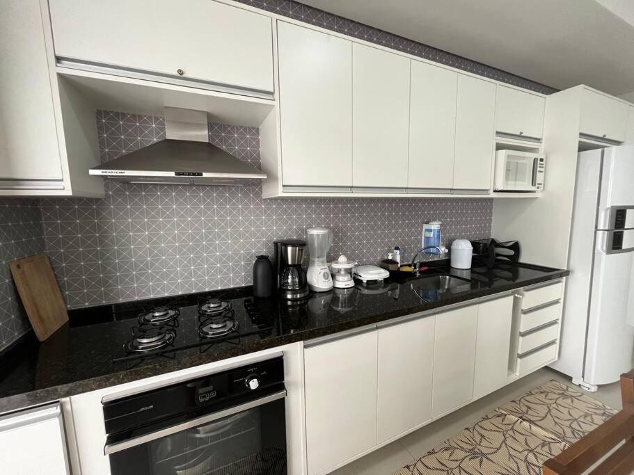 Apartamento condomínio completo frente ao mar