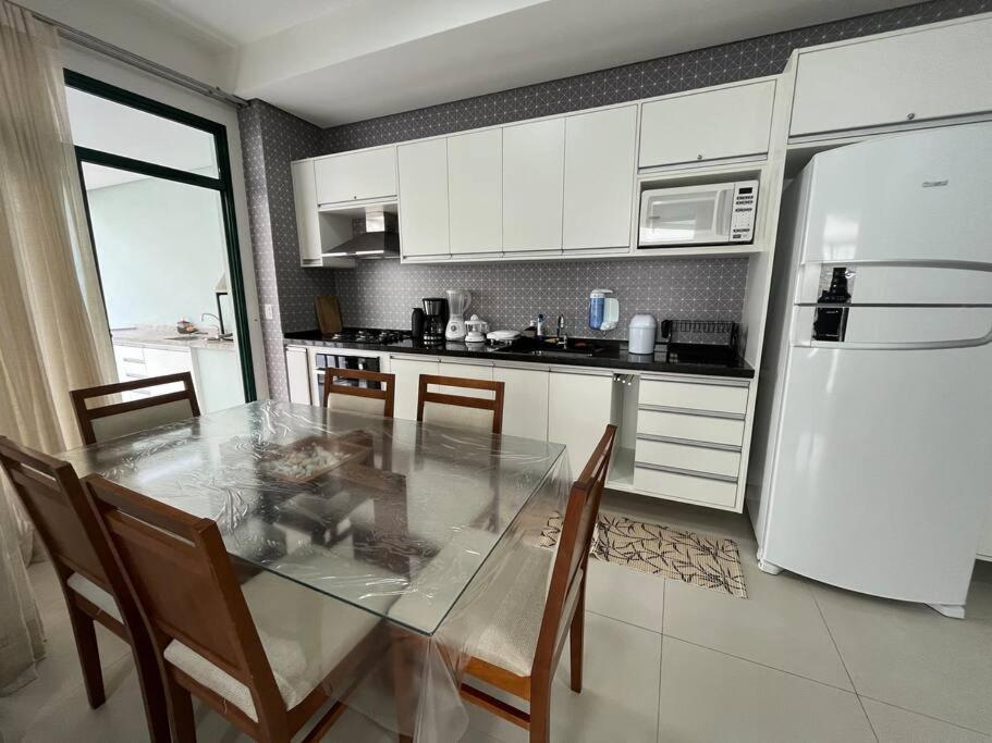 Apartamento condomínio completo frente ao mar