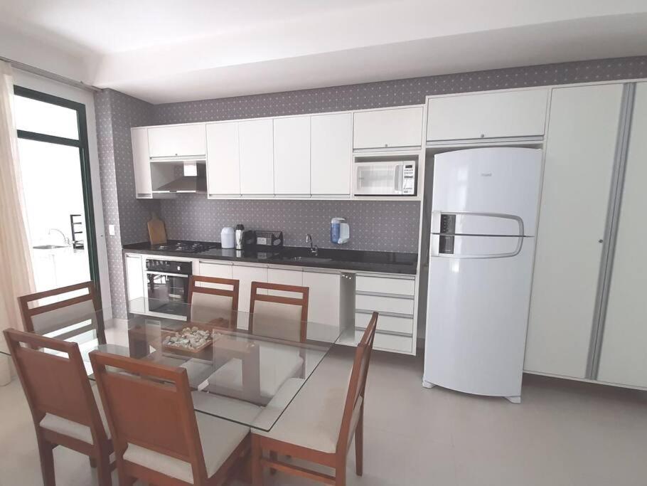 Apartamento condomínio completo frente ao mar