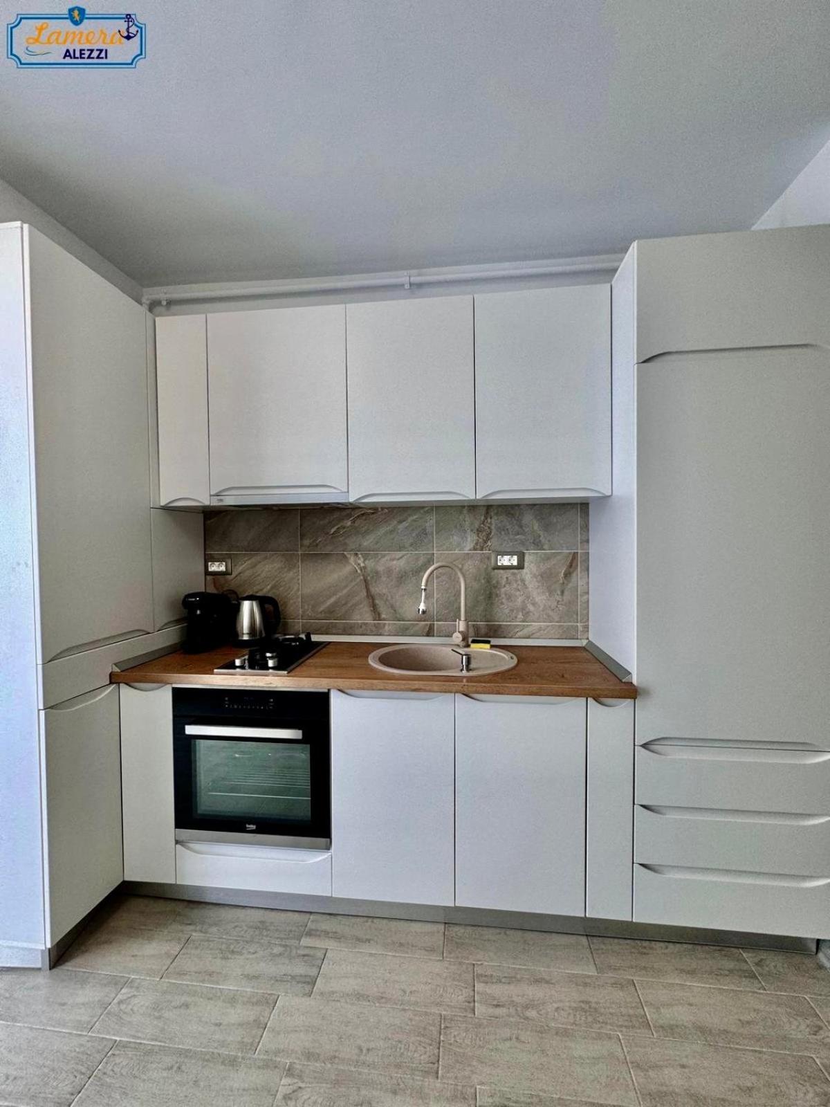 Lamera - Alezzi Apartament langa mare cu acces la piscina, jacuzzi, sauna si sala de fitness view 4