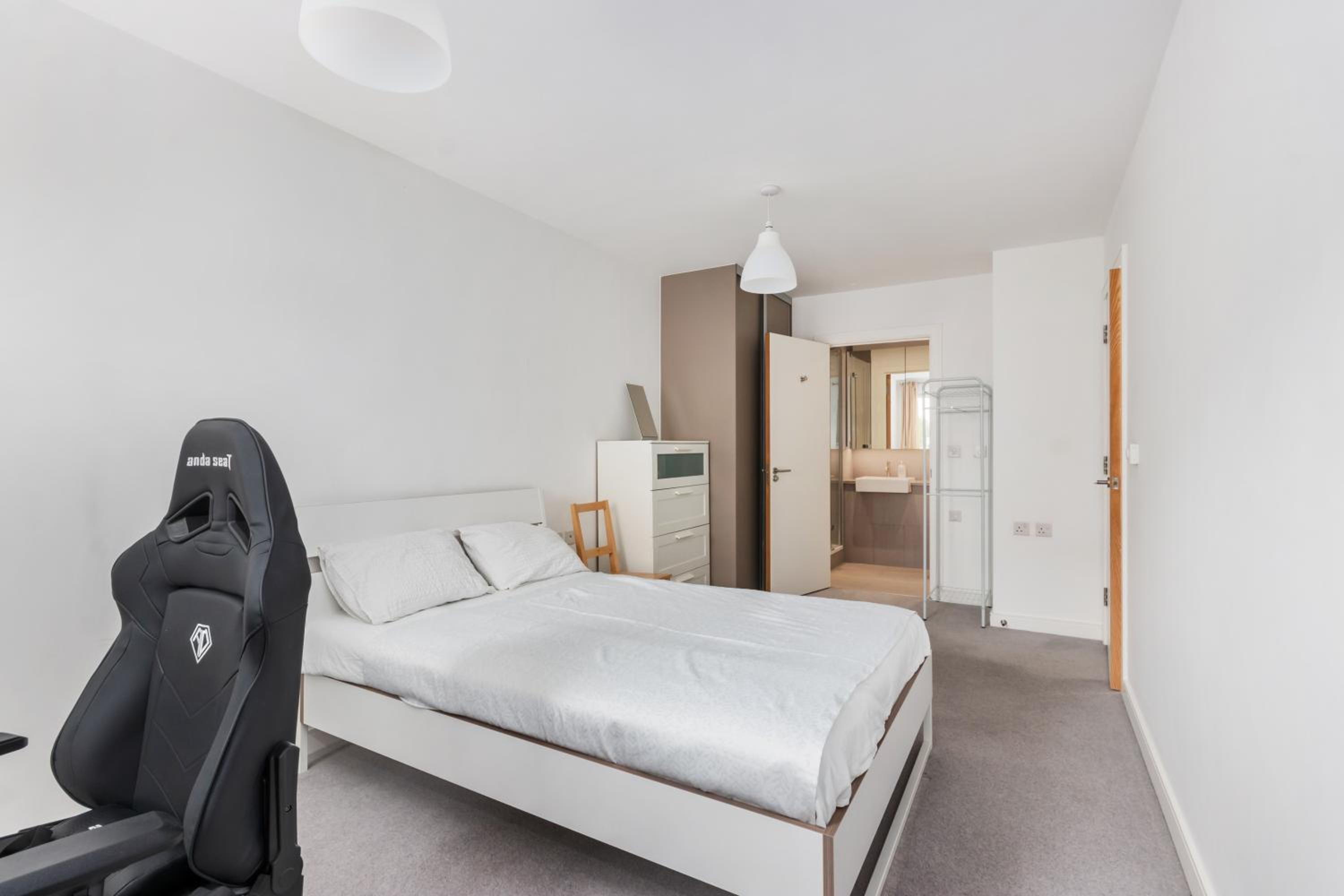 Beautiful large 3 bed 2 bath flat in Stratford