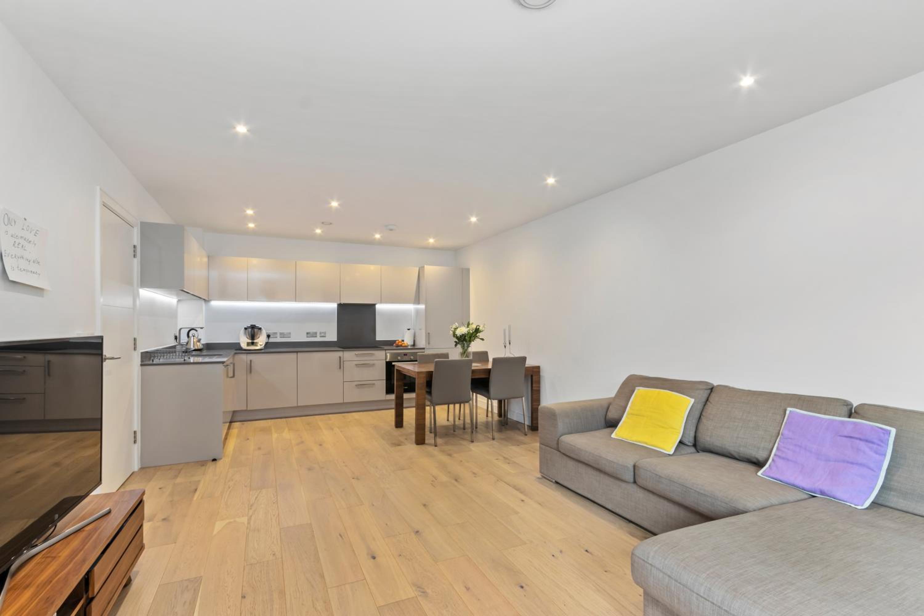 Beautiful large 3 bed 2 bath flat in Stratford