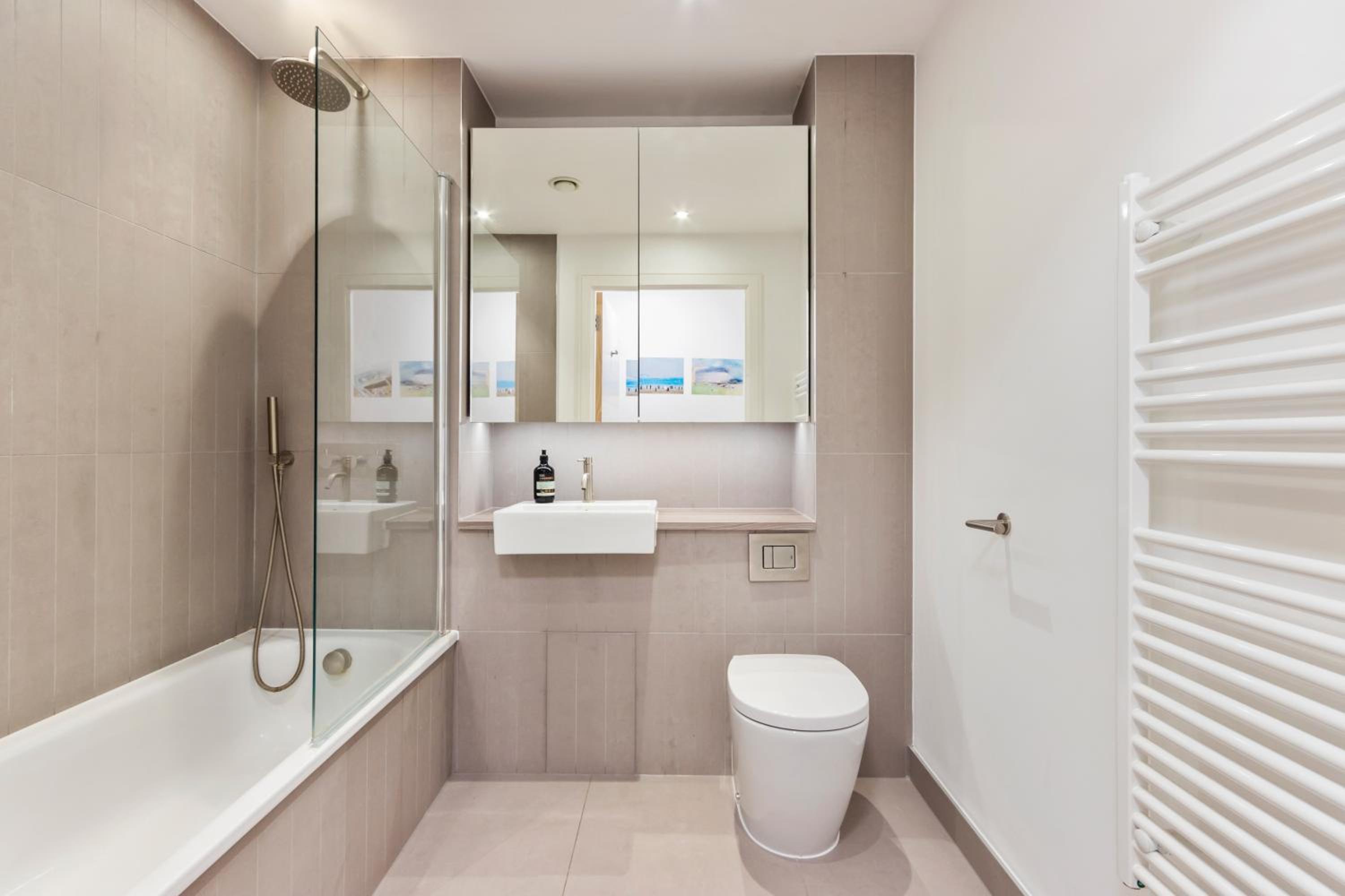 Beautiful large 3 bed 2 bath flat in Stratford