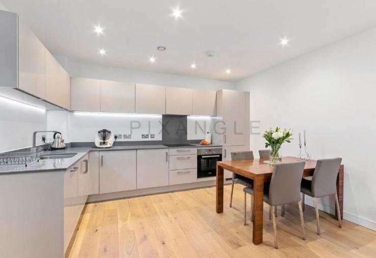 Beautiful large 3 bed 2 bath flat in Stratford