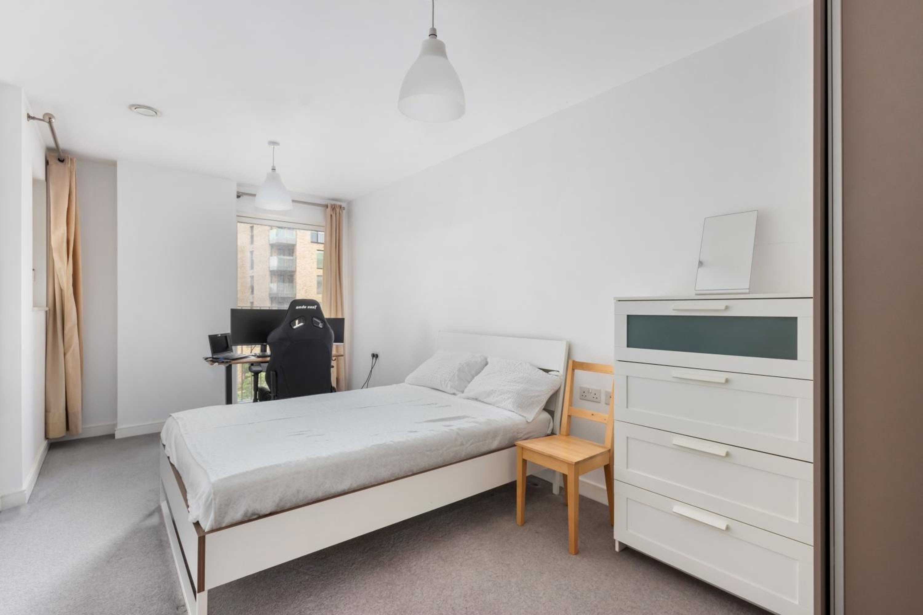 Beautiful large 3 bed 2 bath flat in Stratford
