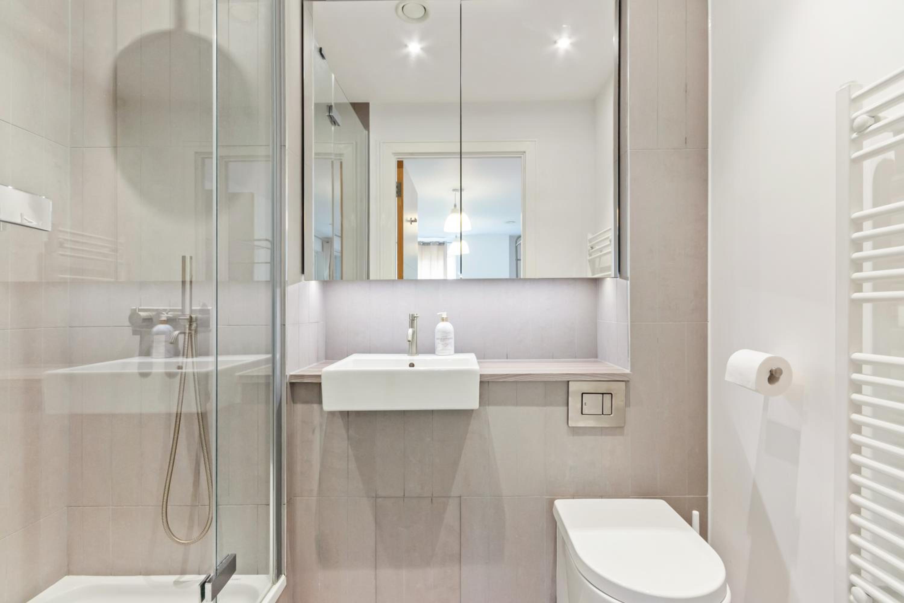 Beautiful large 3 bed 2 bath flat in Stratford