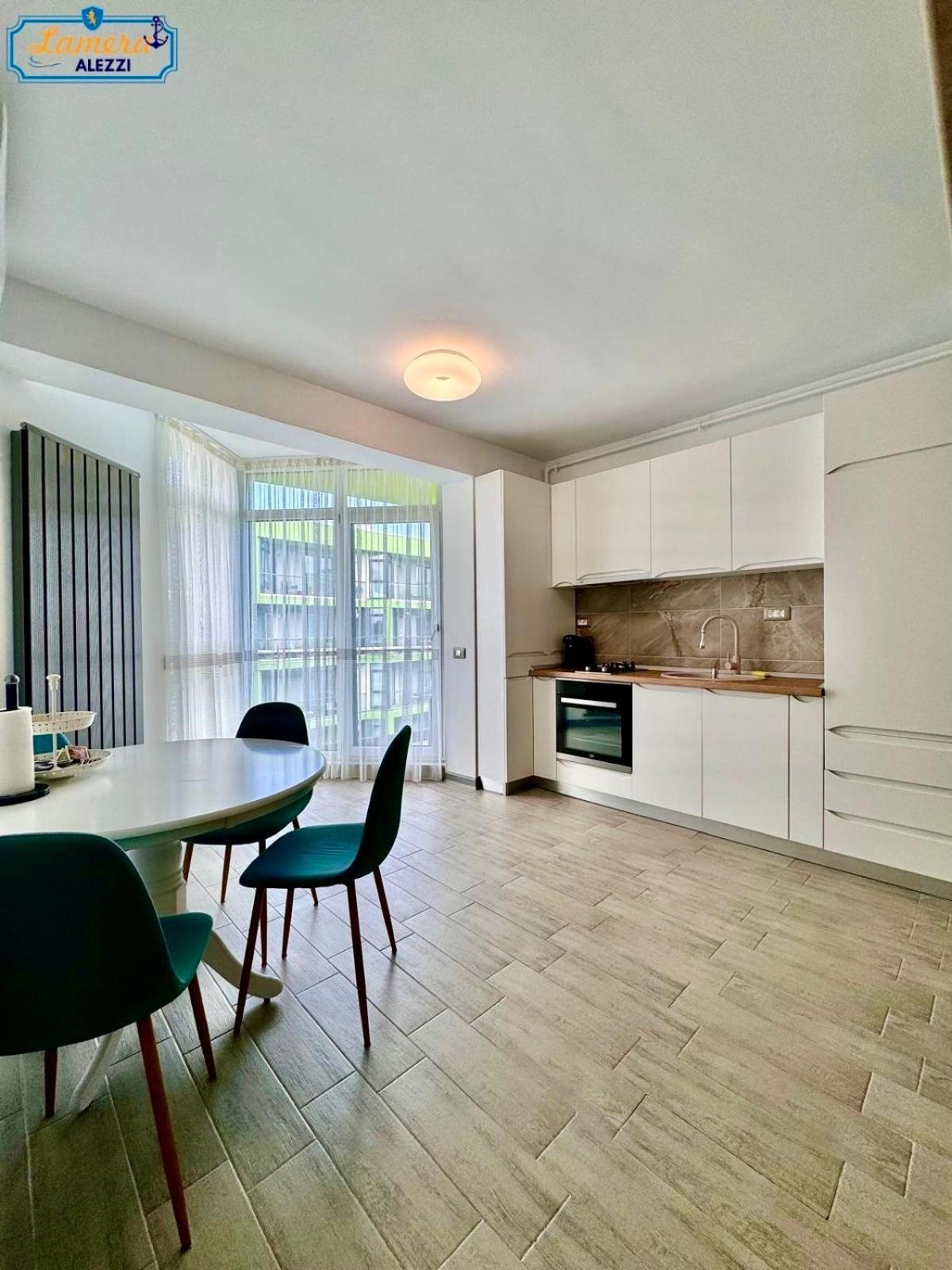 Lamera - Alezzi Apartament langa mare cu acces la piscina, jacuzzi, sauna si sala de fitness view 3