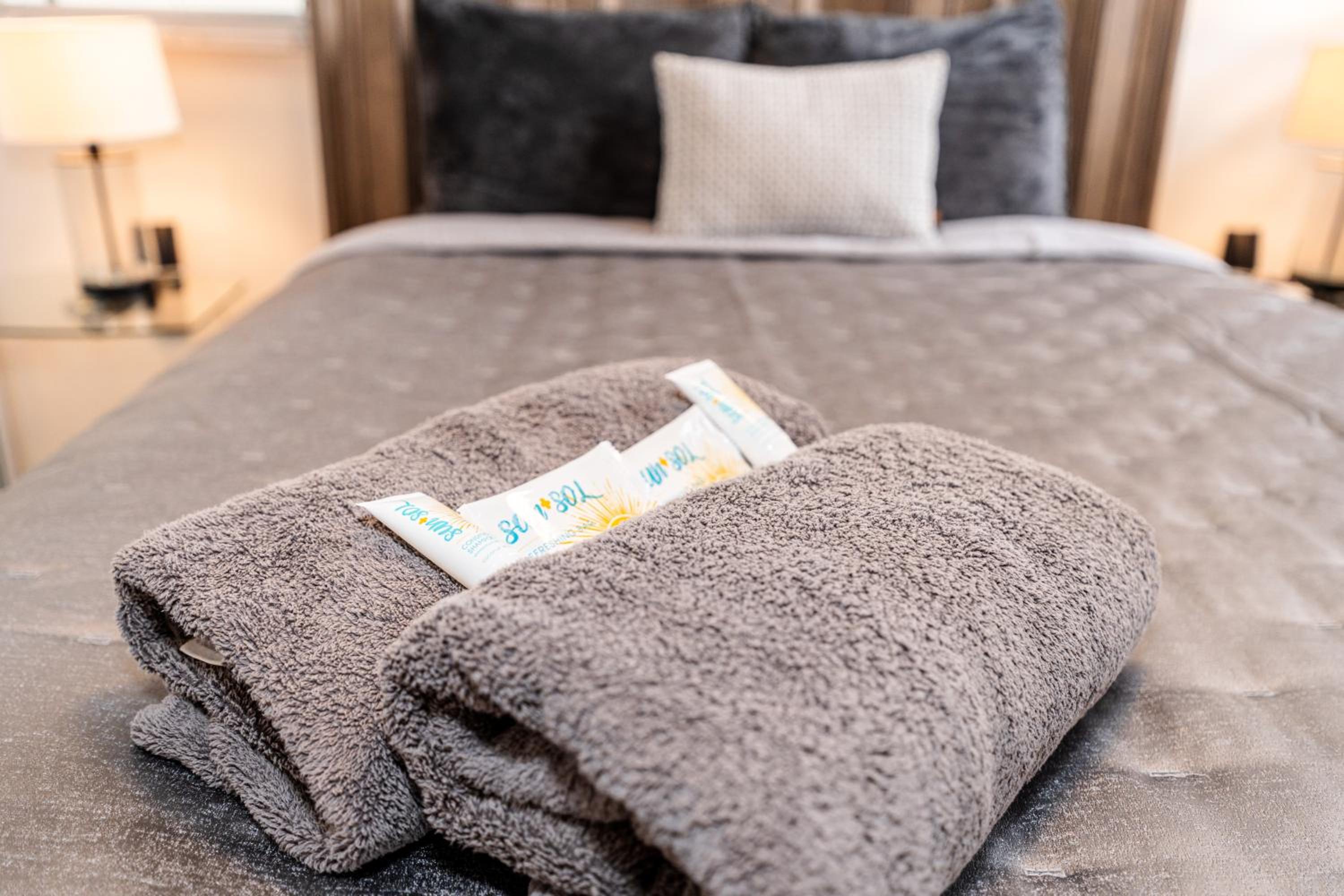 Private Patio Retreat with Zen Vibe and FREE Laundry