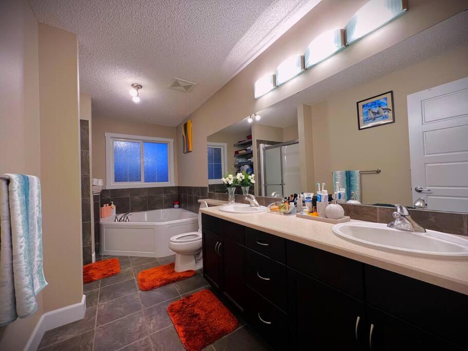 South Ed Stay Relax in our Spacious 3 BR Home