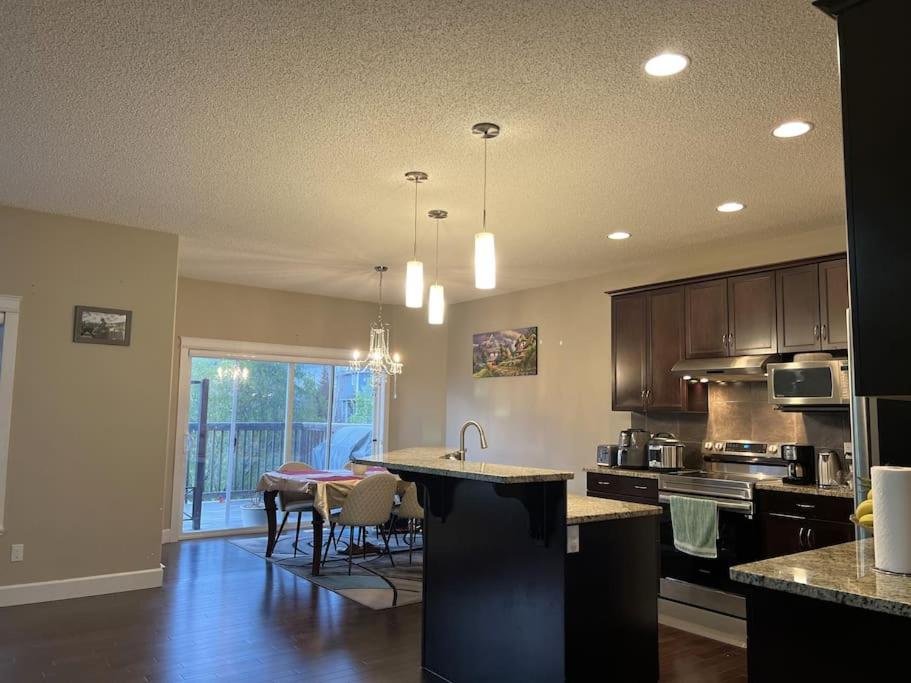 South Ed Stay Relax in our Spacious 3 BR Home