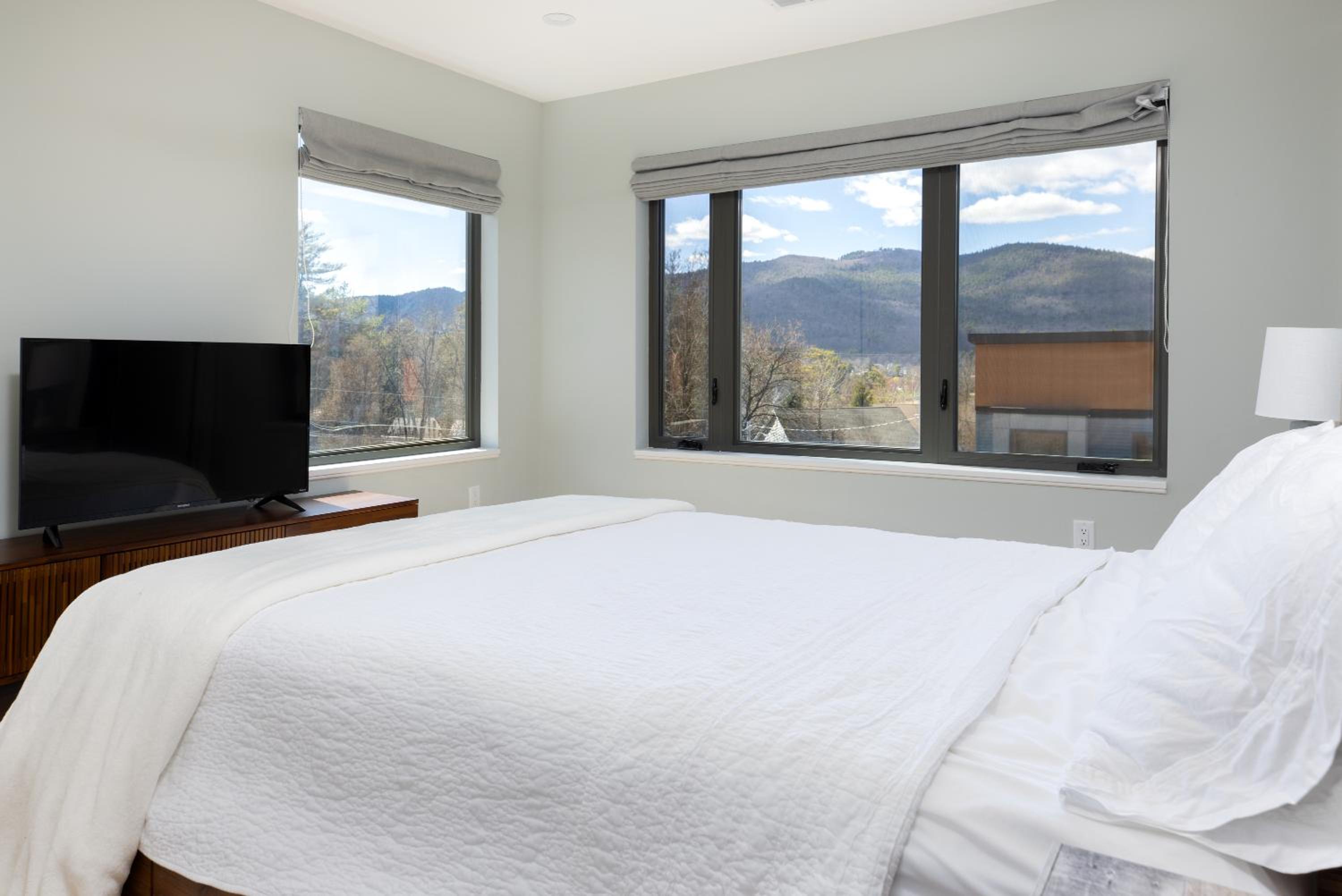 Lake George Luxe- Brand New, Ideal Location view 3