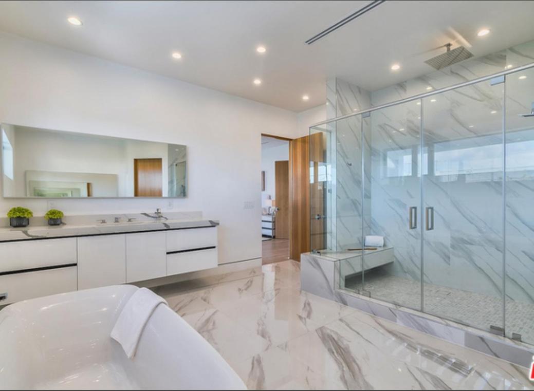 Luxurious Retreat - Modern House with Pool
