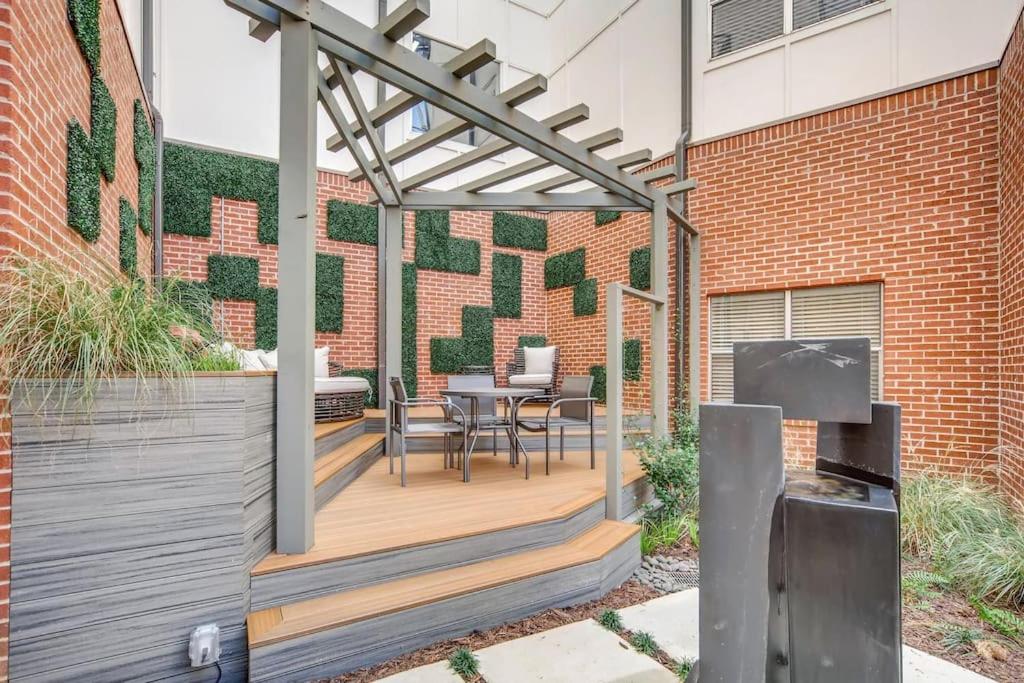 Inman Park Luxury Apartment 2 Pool & Gym view 4