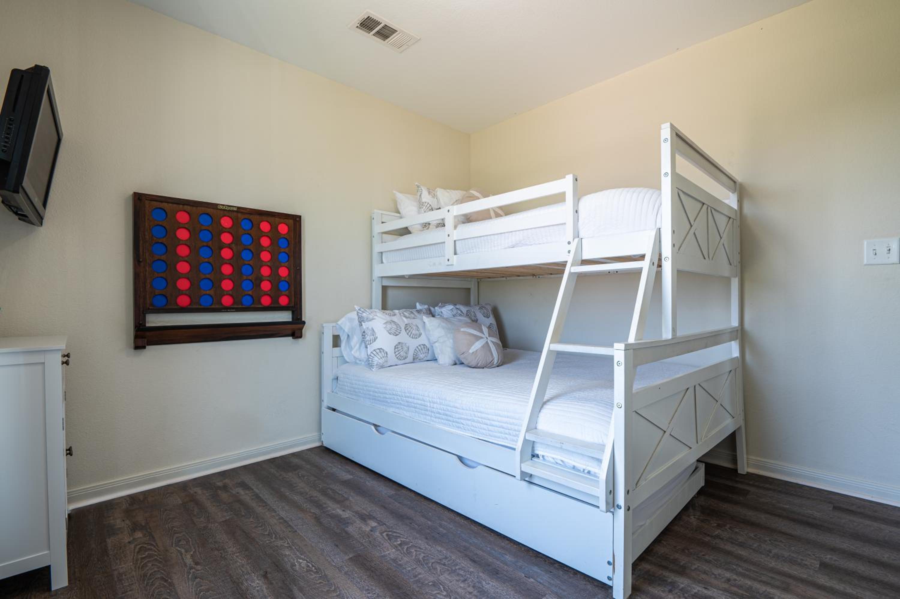 Deep Blue Yonder - Ping-pong! Bikes! Games! Cute and cozy 3-bed, 2-bath home in the heart of Crystal Beach! view 2