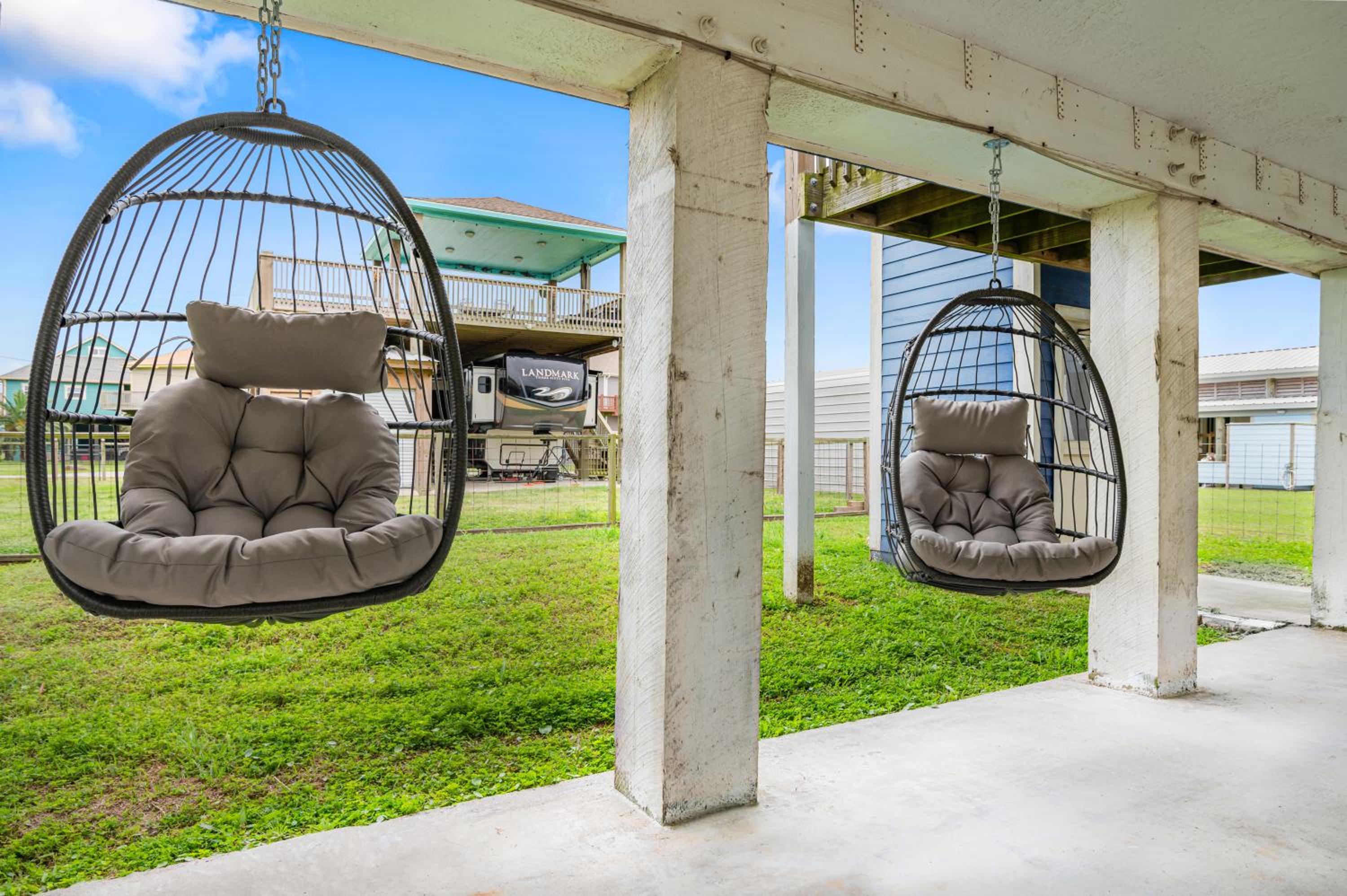 Deep Blue Yonder - Ping-pong! Bikes! Games! Cute and cozy 3-bed, 2-bath home in the heart of Crystal Beach! view 5