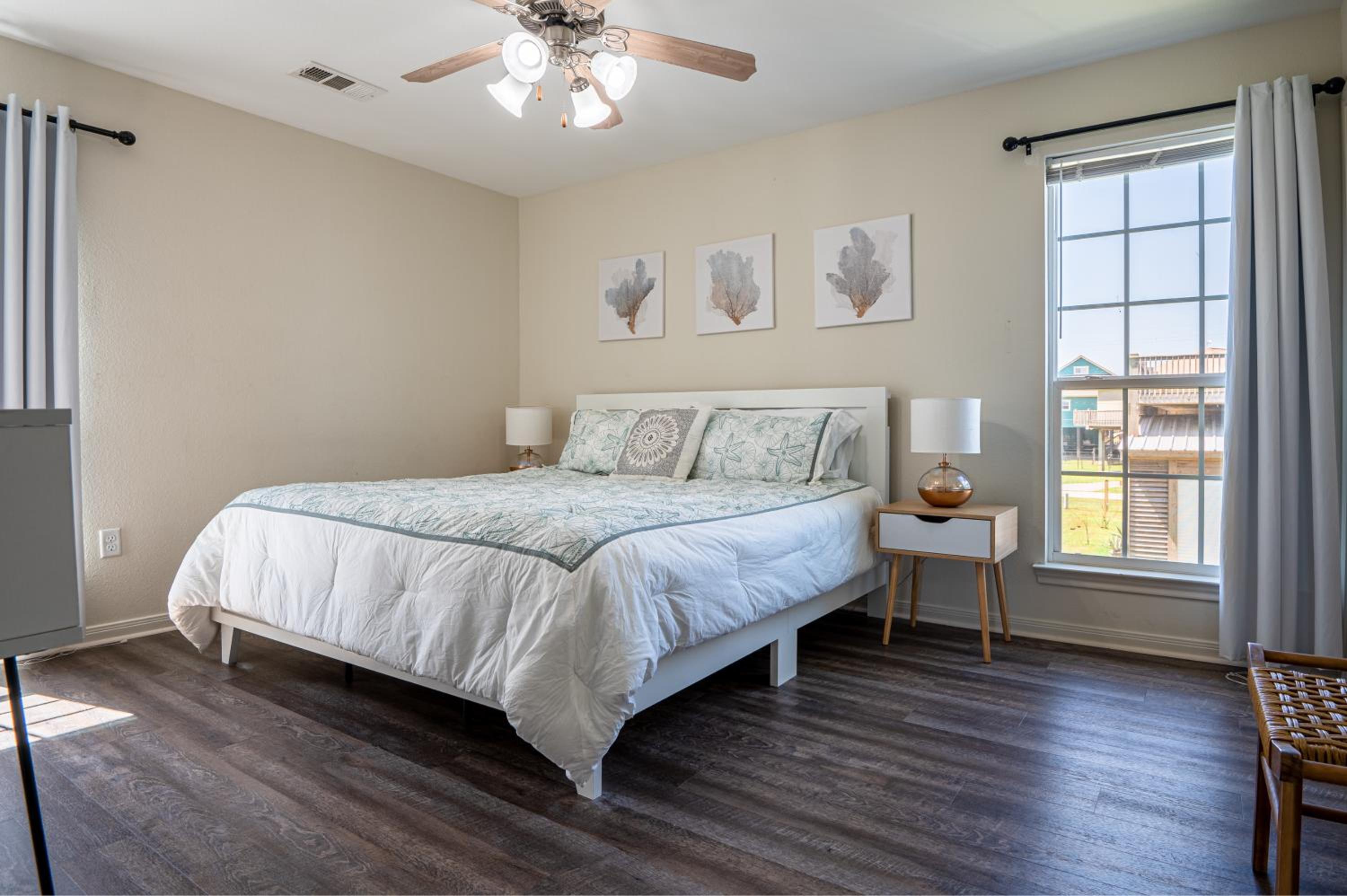 Deep Blue Yonder - Ping-pong! Bikes! Games! Cute and cozy 3-bed, 2-bath home in the heart of Crystal Beach! view 3