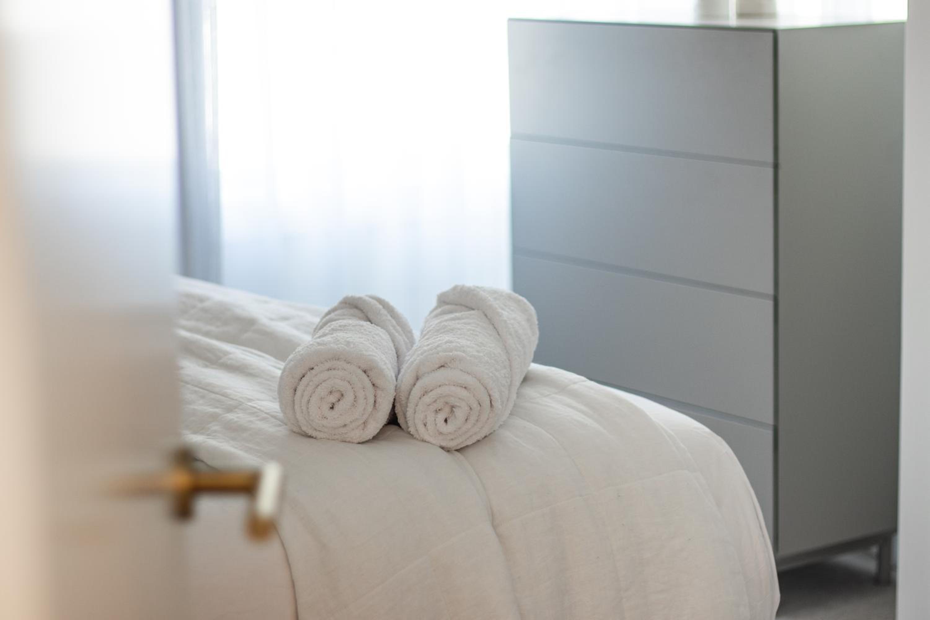 Stylish Central 2Bedroom with Parking & Garden view 3
