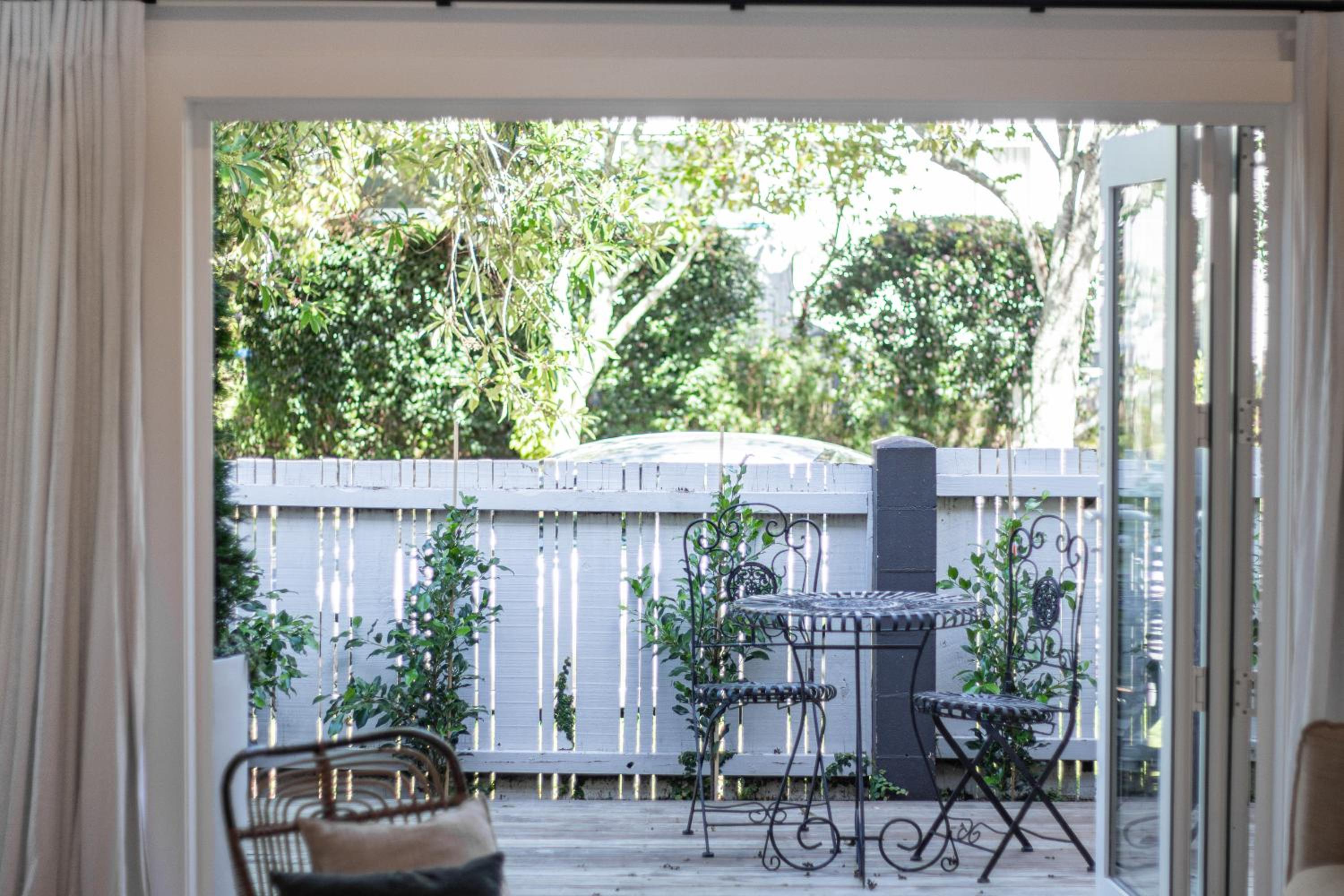 Stylish Central 2Bedroom with Parking & Garden view 2