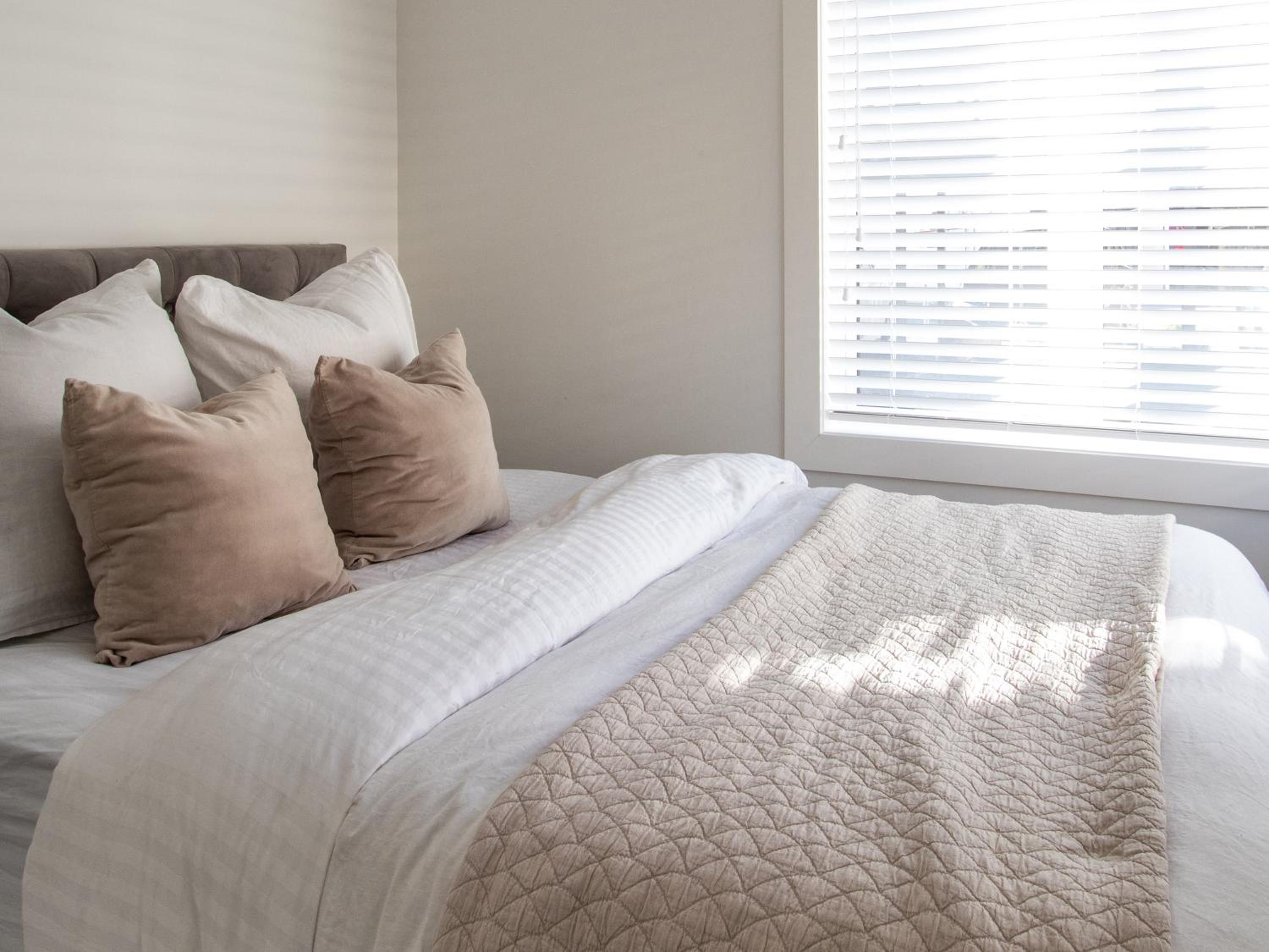 Stylish Central 2Bedroom with Parking & Garden view 5